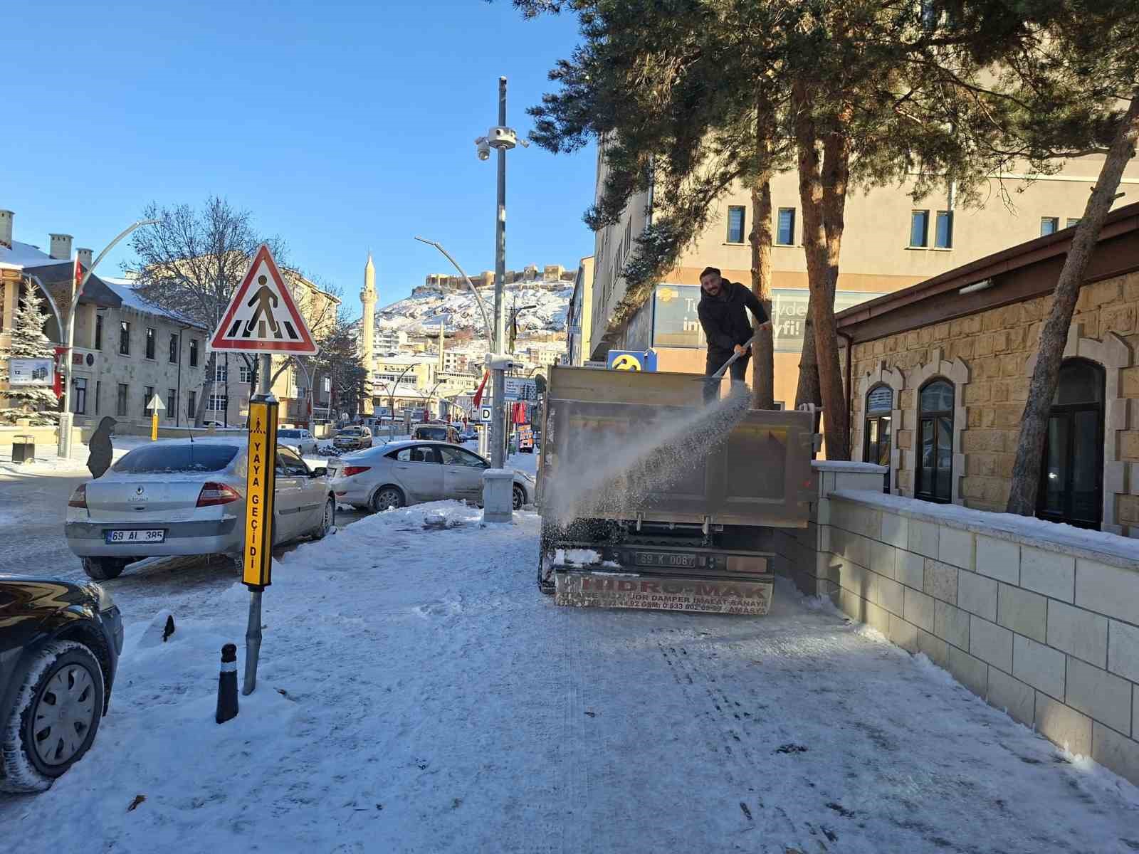 Bayburt’ta buzlu yollara tuz seriliyor
