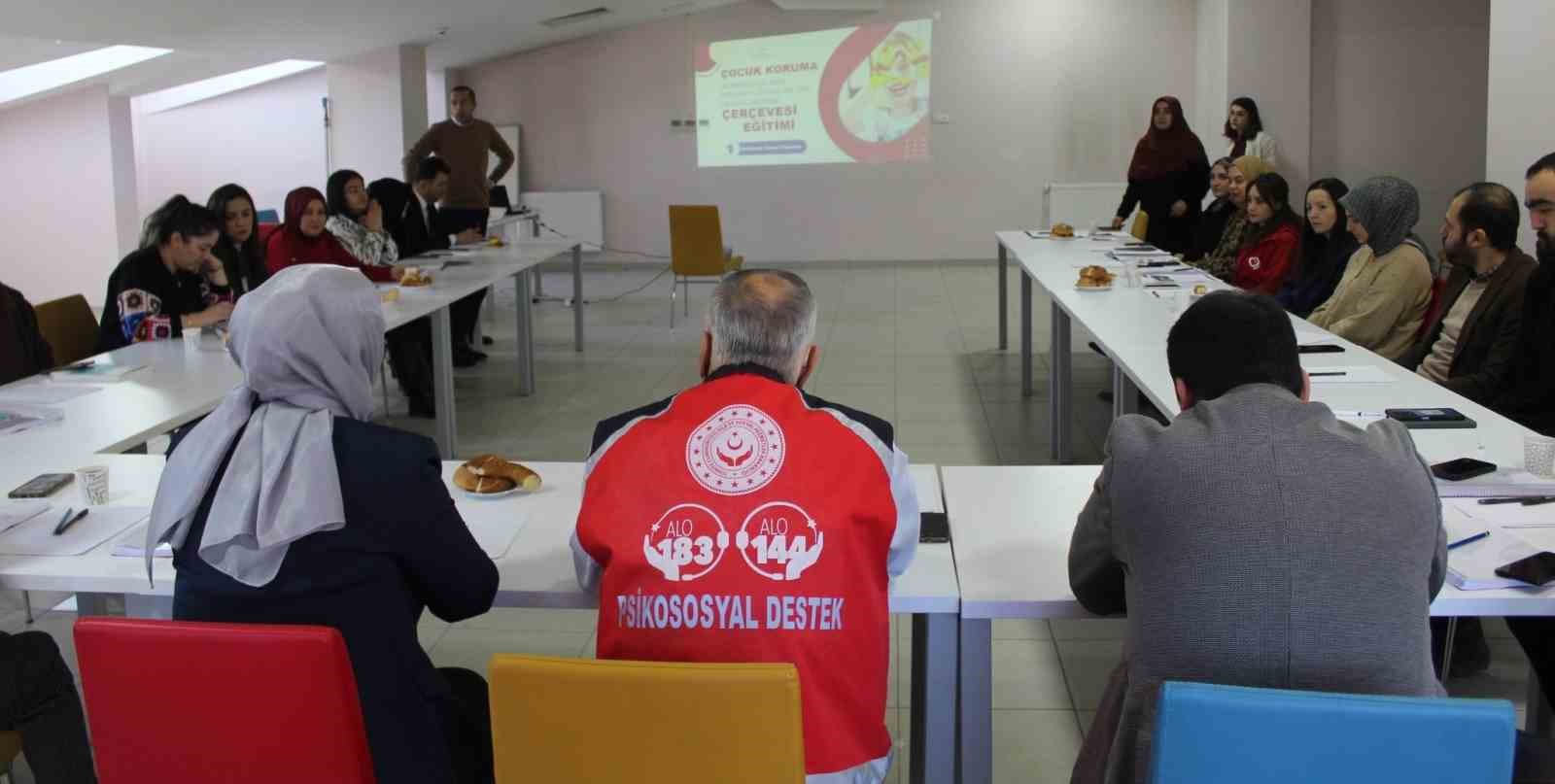 Bayburt’ta çocuk koruma hizmetlerine yönelik meslek içi eğitim düzenlendi
Bayburt’ta çocuk koruma hizmetlerine yönelik meslek içi eğitim düzenlendi