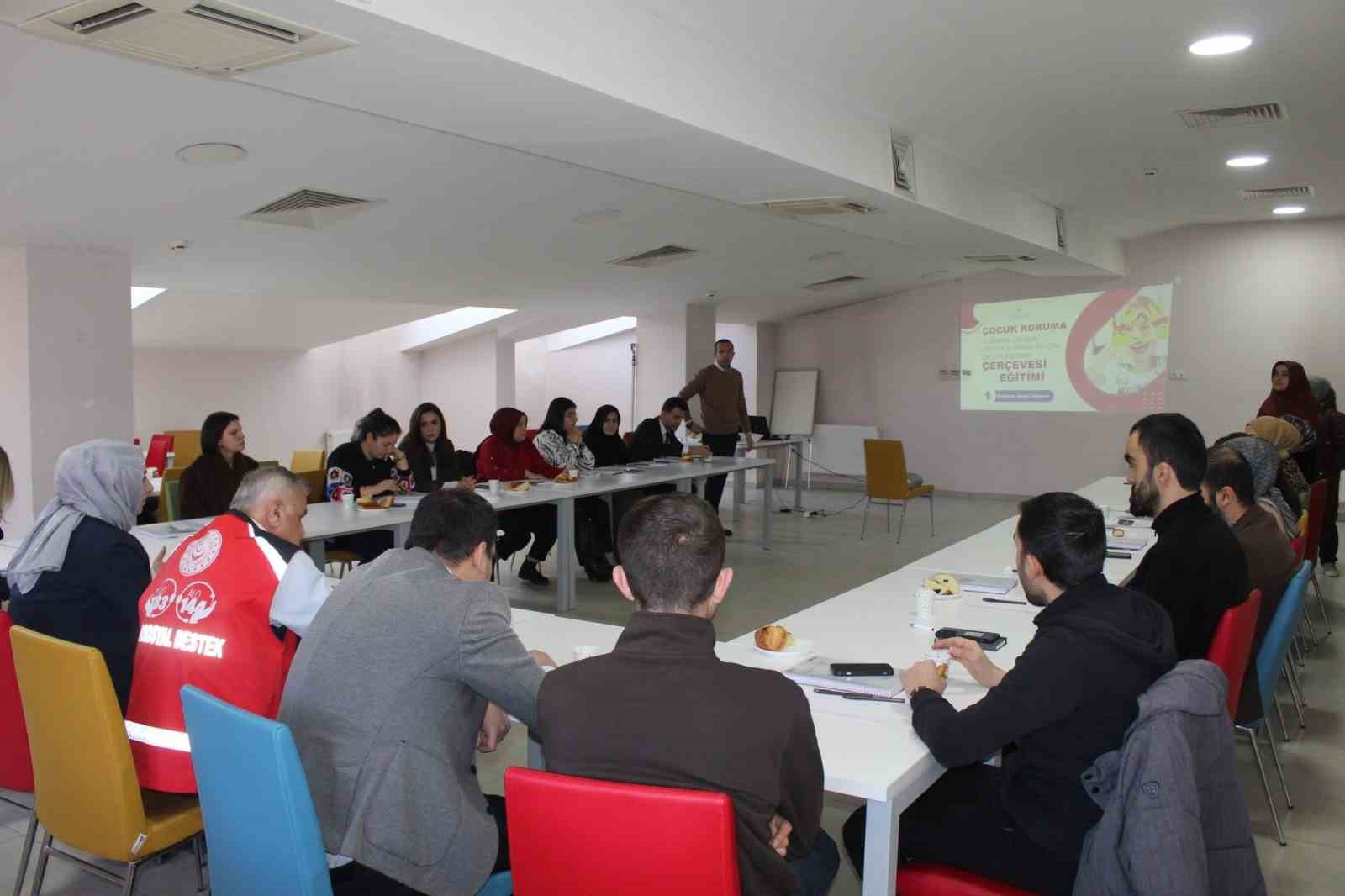 Bayburt’ta çocuk koruma hizmetlerine yönelik meslek içi eğitim düzenlendi
Bayburt’ta çocuk koruma hizmetlerine yönelik meslek içi eğitim düzenlendi