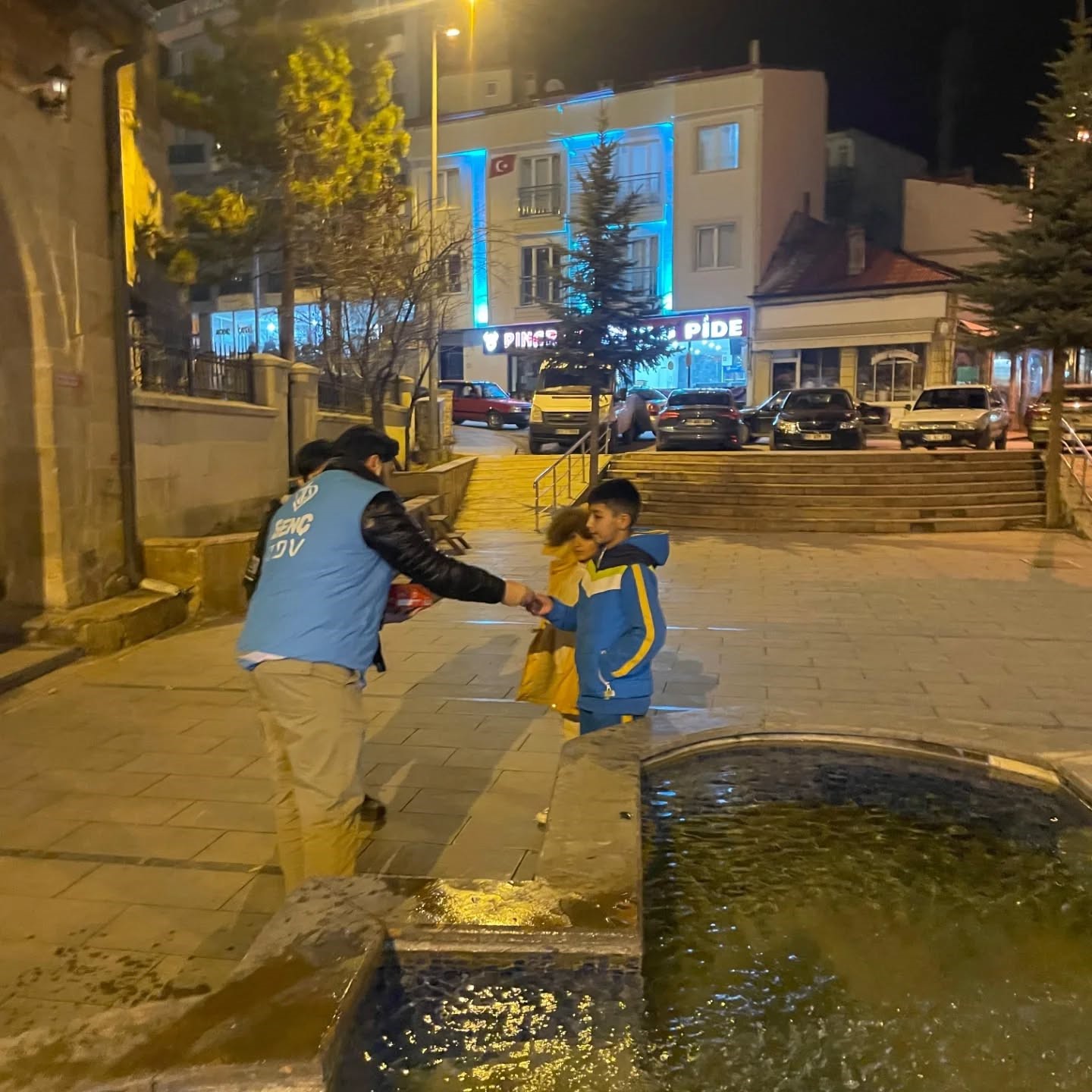 Bayburt’ta çocuklara teravih sürprizi: Ayakkabılarda çikolata
