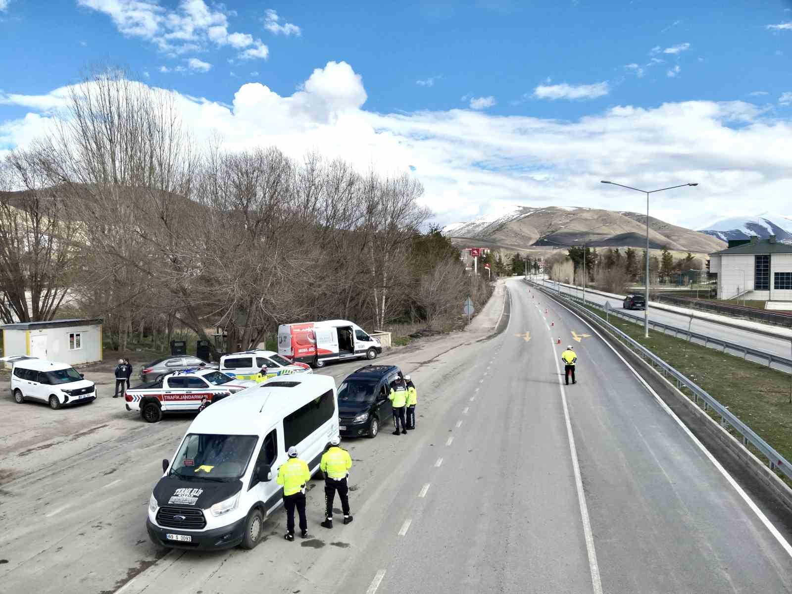Bayburt’ta emniyet ve jandarmadan ortak trafik denetimi
