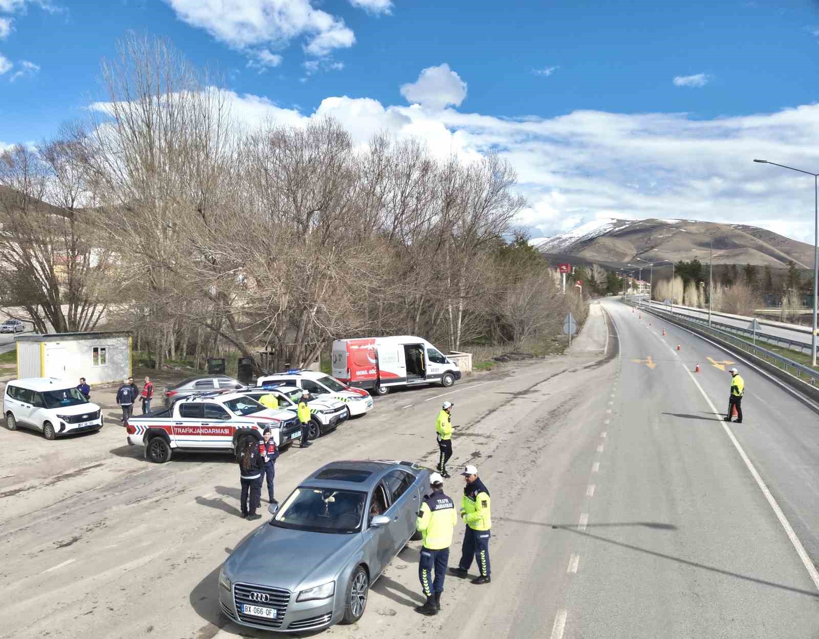 Bayburt’ta emniyet ve jandarmadan ortak trafik denetimi
