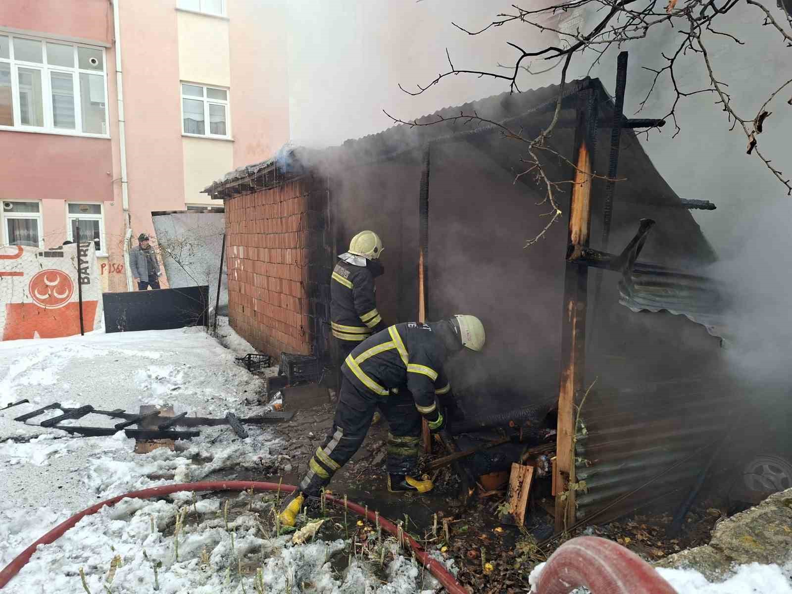 Bayburt’ta garaj ve depo olarak kullanılan alanda çıkan yangın söndürüldü
