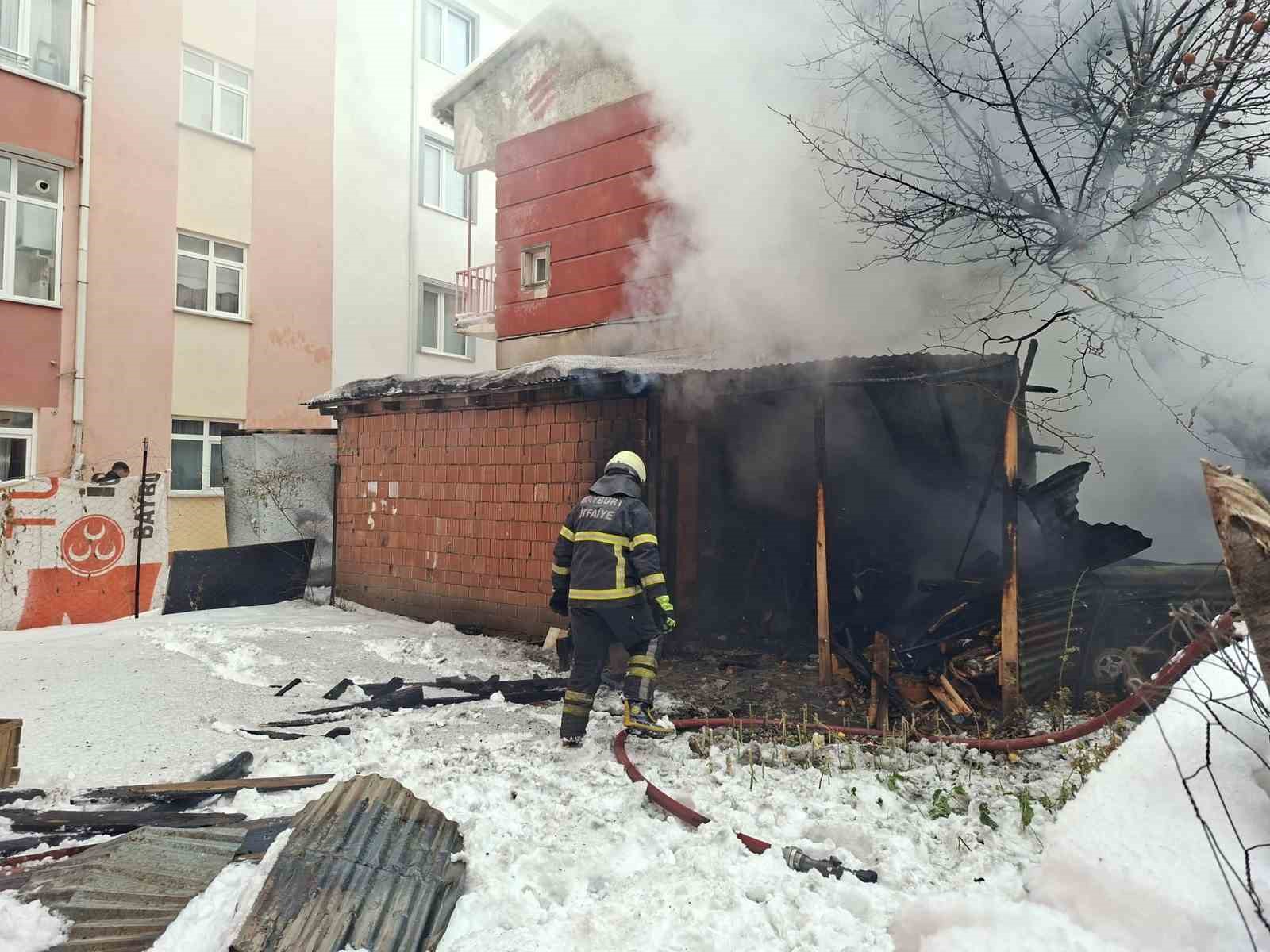 Bayburt’ta garaj ve depo olarak kullanılan alanda çıkan yangın söndürüldü
