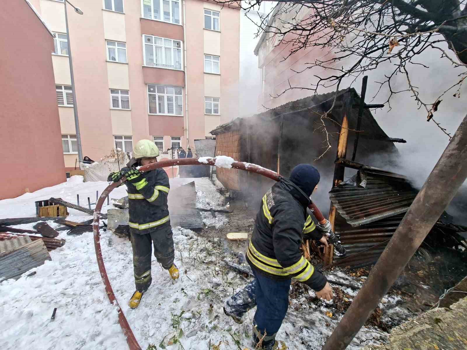 Bayburt’ta garaj ve depo olarak kullanılan alanda çıkan yangın söndürüldü
