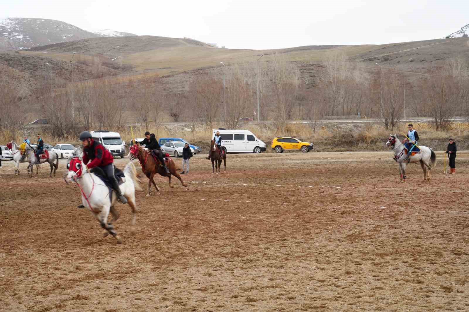 Bayburt’ta gelenek bozulmadı: Ramazan Bayramı ata sporu ciritle uğurlandı
