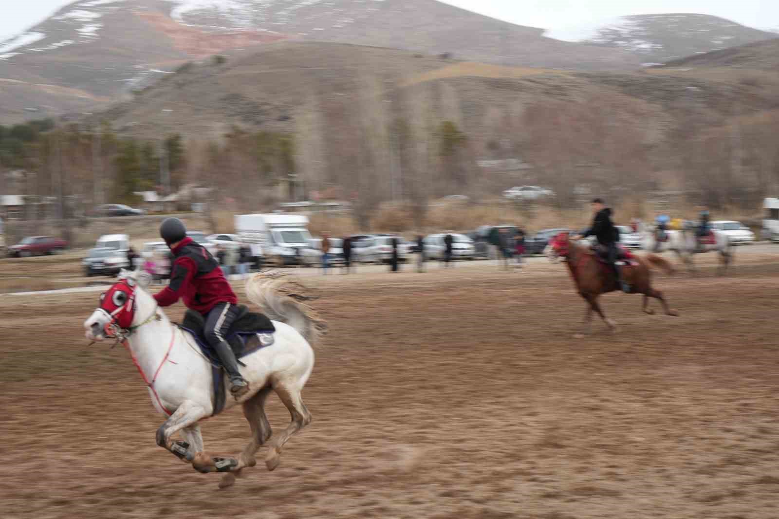 Bayburt’ta gelenek bozulmadı: Ramazan Bayramı ata sporu ciritle uğurlandı

