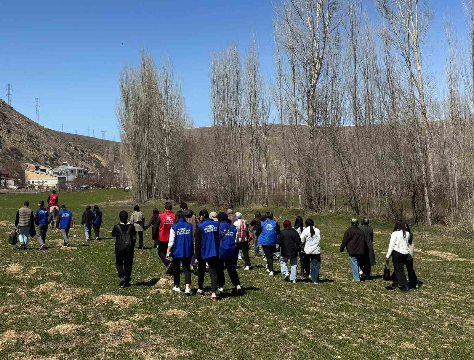 Bayburt’ta gençler çiftlikte ekranlardan uzak bir gün geçirdi
