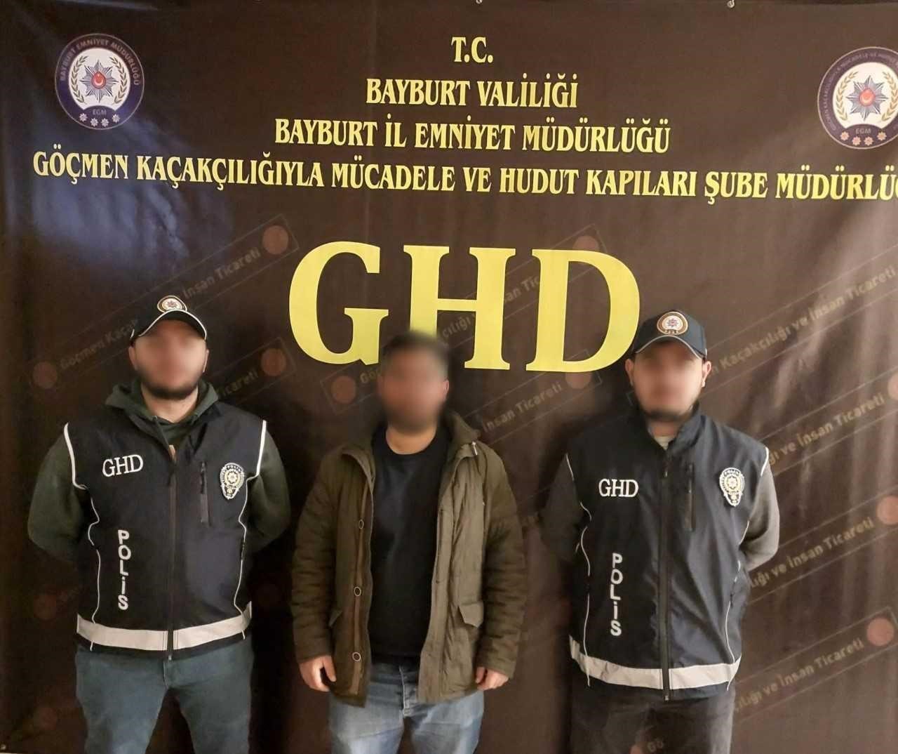 Bayburt’ta göçmen kaçakçılığı operasyonunda 5 düzensiz göçmen ile 5 şüpheli yakalandı
