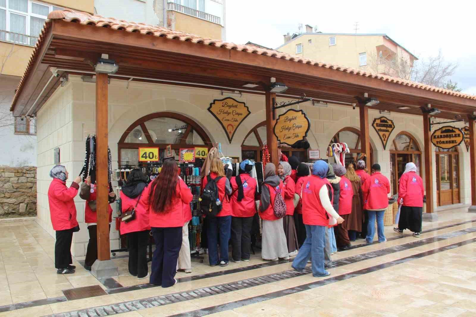 Bayburt’ta gönüllü gençler tarih ve doğayla buluştu

