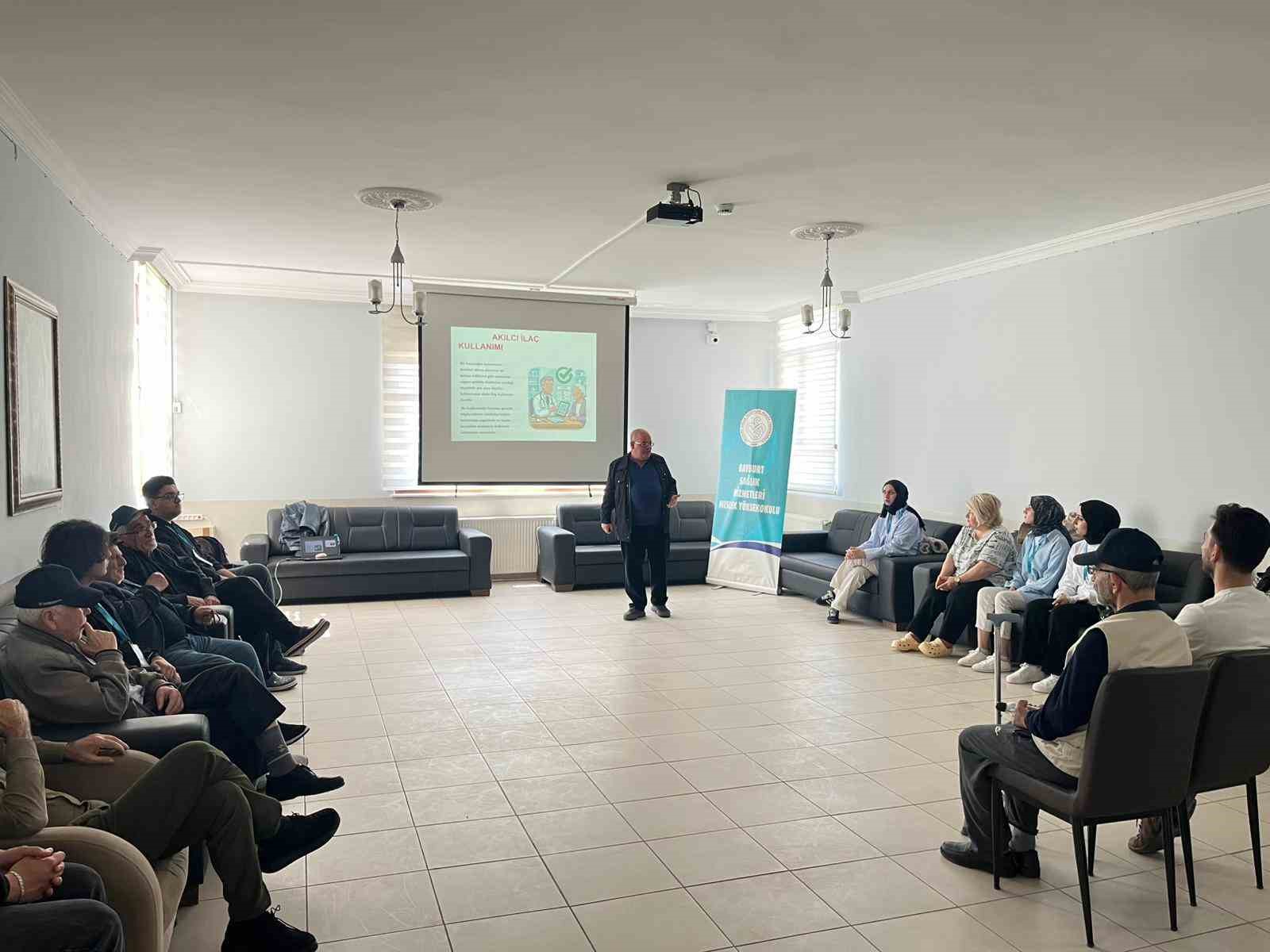 Bayburt’ta huzurevi sakinlerine akılcı ilaç kullanımı anlatıldı
