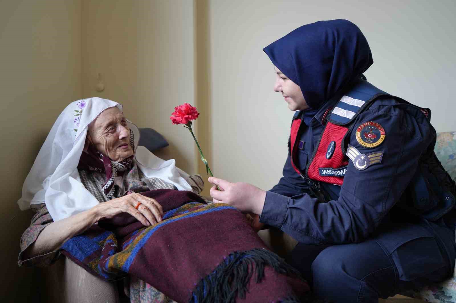 Bayburt’ta huzurevi sakinlerine jandarma sürprizi: Büyüklerin yüzü güldü
