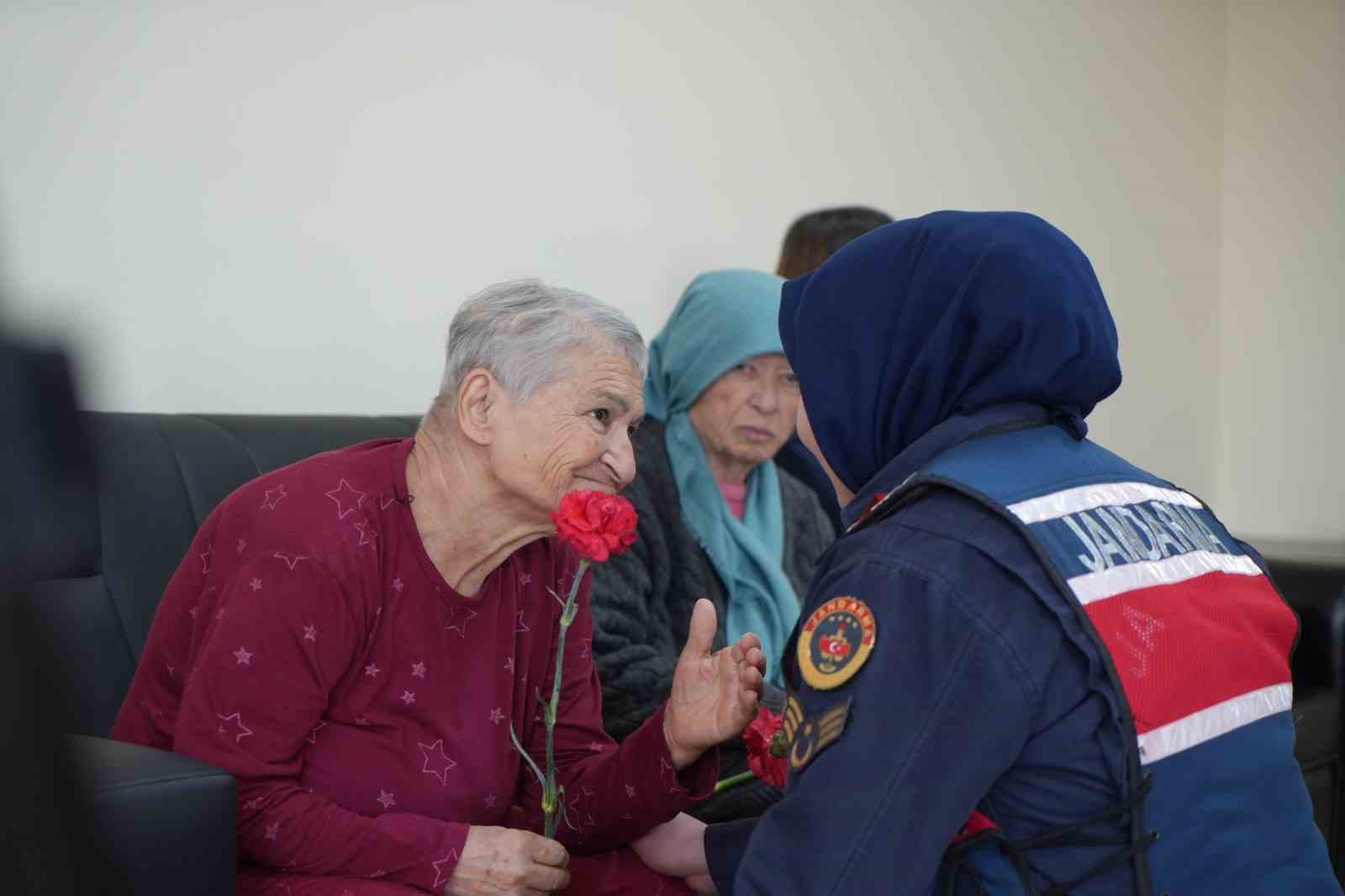 Bayburt’ta huzurevi sakinlerine jandarma sürprizi: Büyüklerin yüzü güldü
