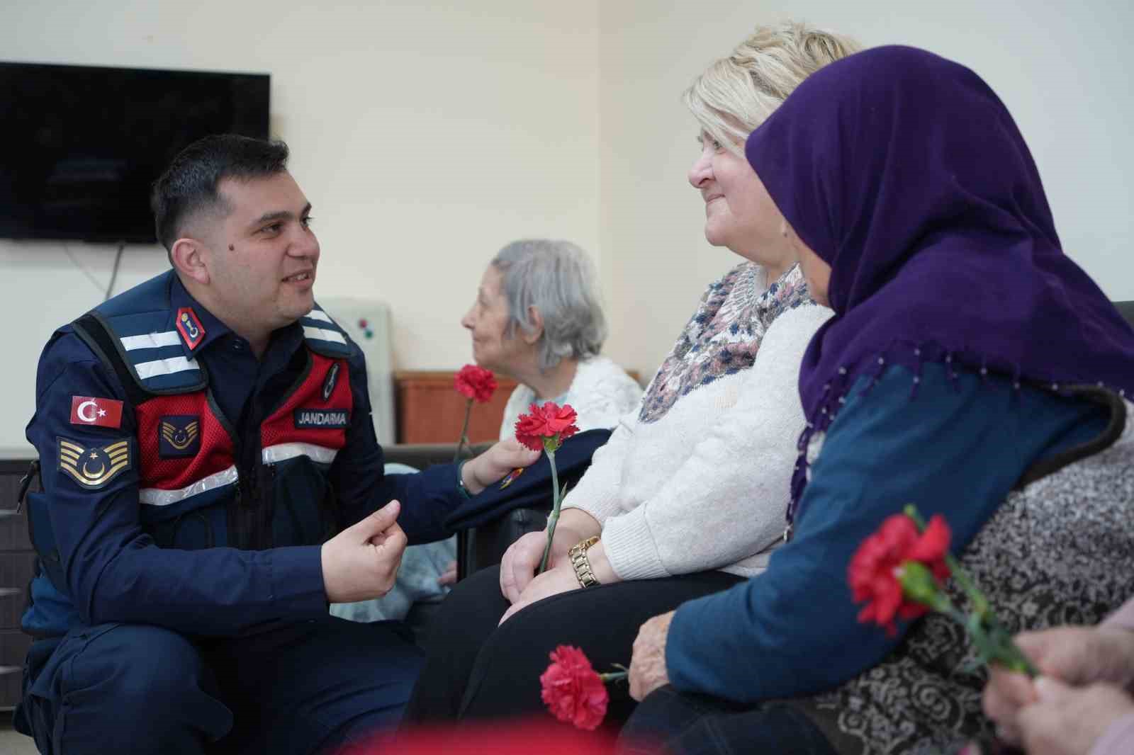 Bayburt’ta huzurevi sakinlerine jandarma sürprizi: Büyüklerin yüzü güldü
