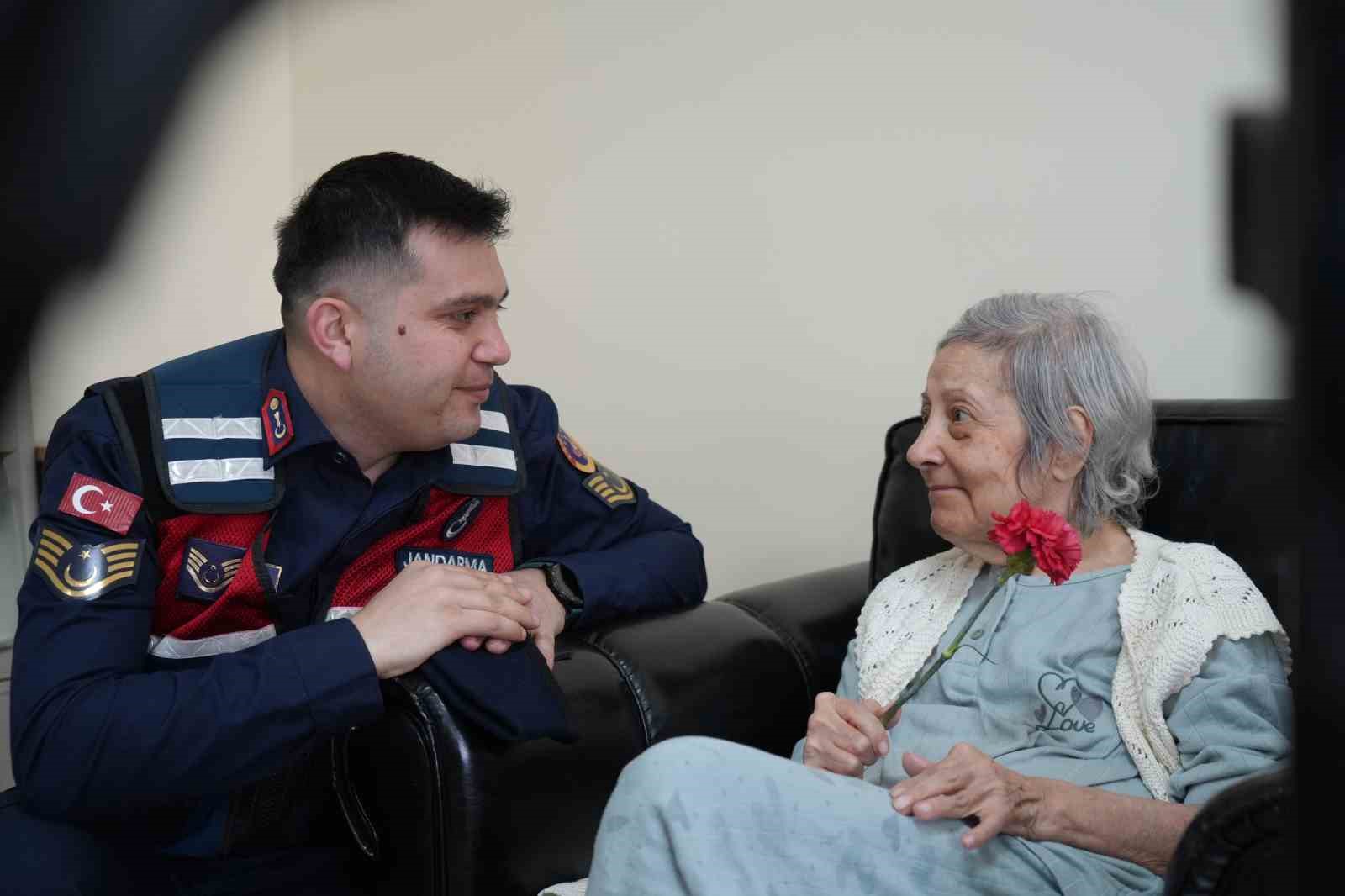 Bayburt’ta huzurevi sakinlerine jandarma sürprizi: Büyüklerin yüzü güldü
