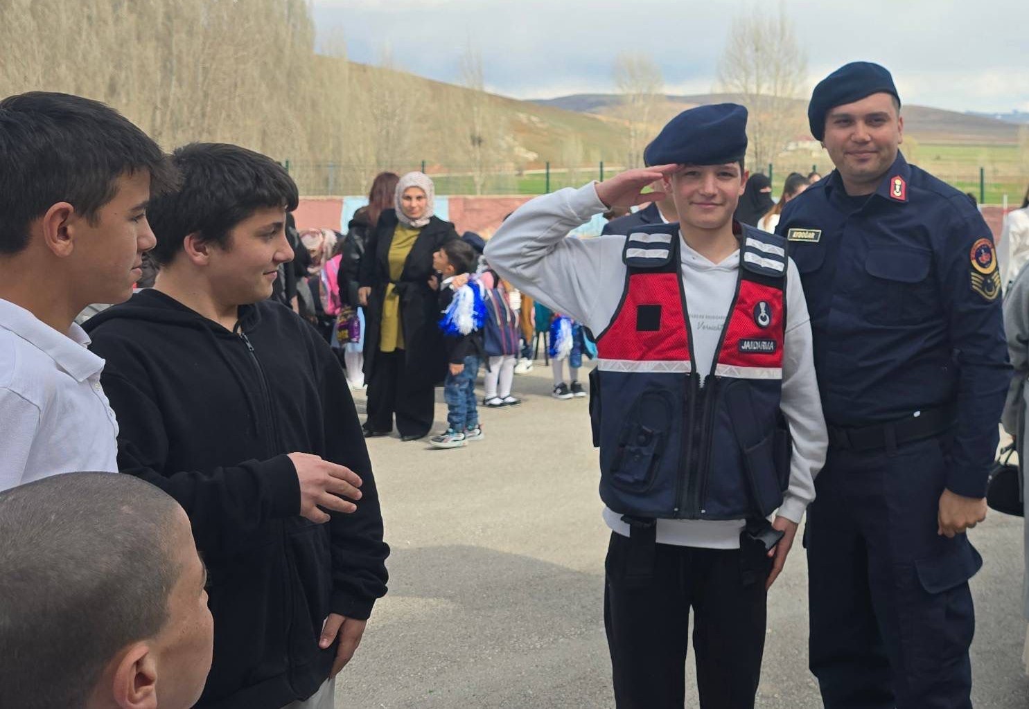 Bayburt’ta jandarması 23 Nisan’ı köy okulunda öğrencilerle kutladı

