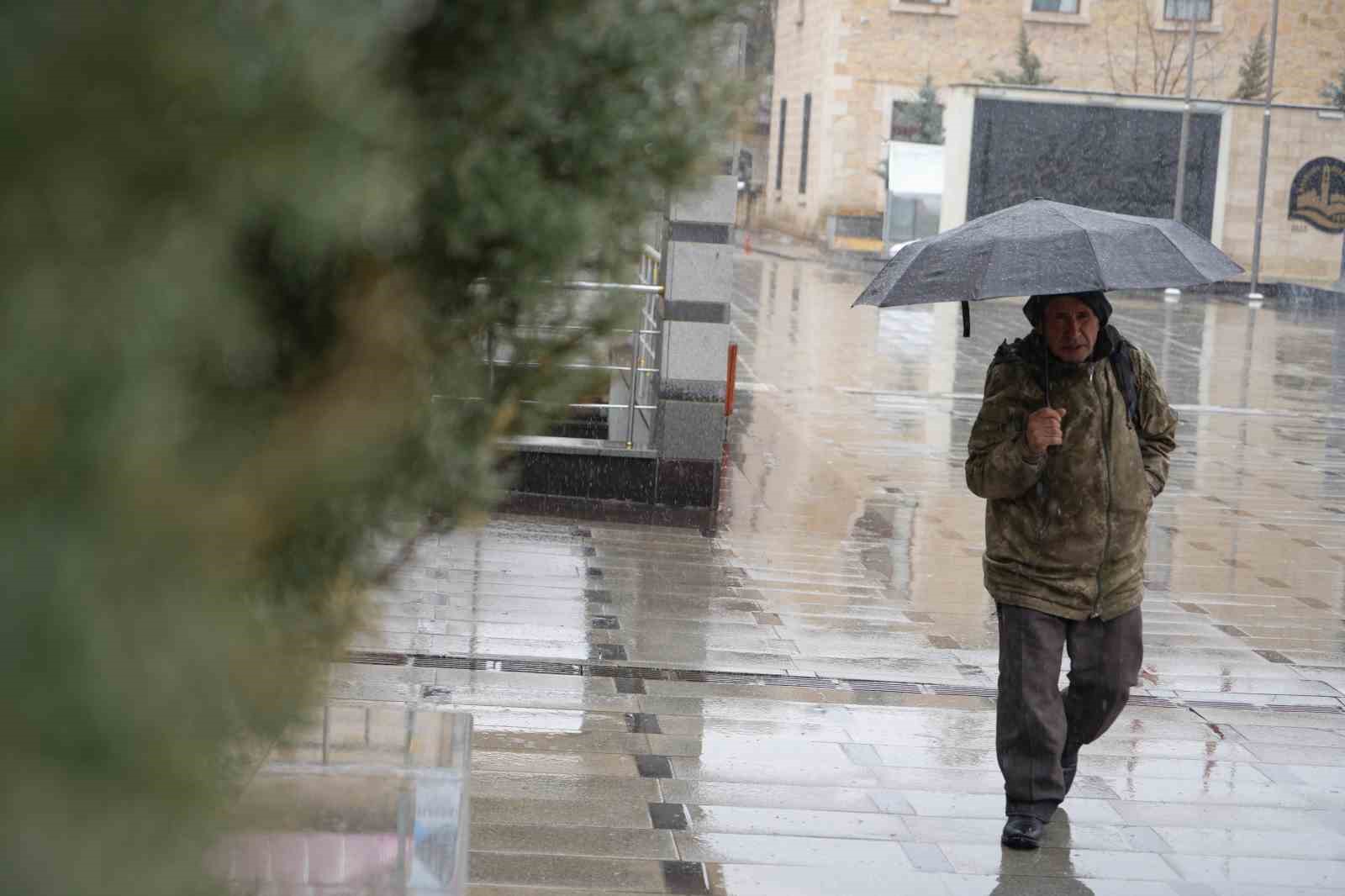 Bayburt’ta kar sürprizi: Kış yeniden yüzünü gösterdi

