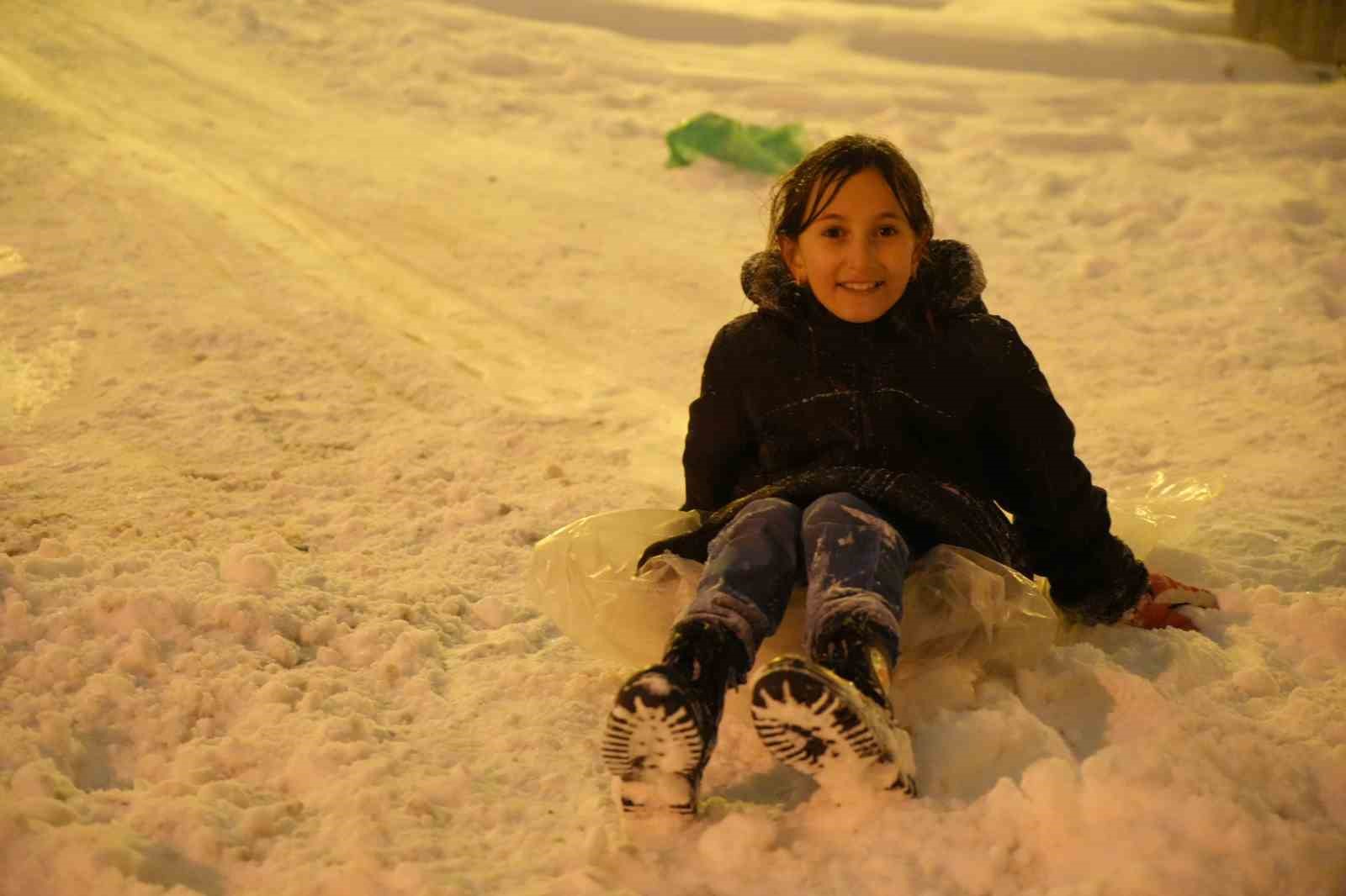 Bayburt’ta kar tatilini fırsat bilen çocuklar soluğu dışarıda aldı
