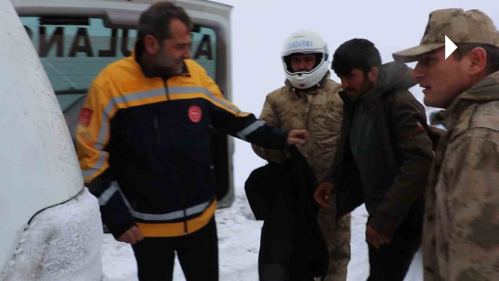 Bayburt’ta kar ve tipi nedeniyle hastaneye gidemeyen vatandaşa jandarma yetişti
