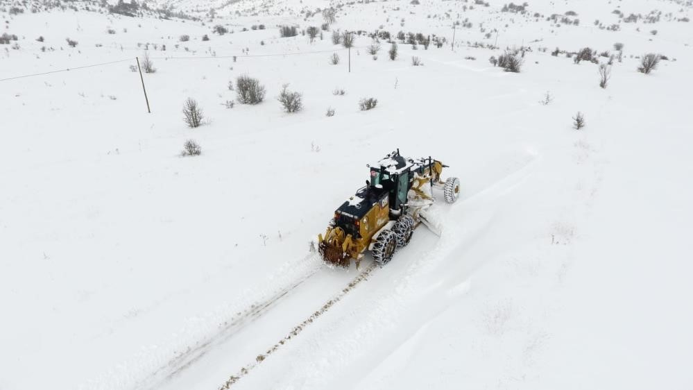 Bayburt’ta kar ve tipiden kapanan 44 köy yolu ulaşıma açıldı
