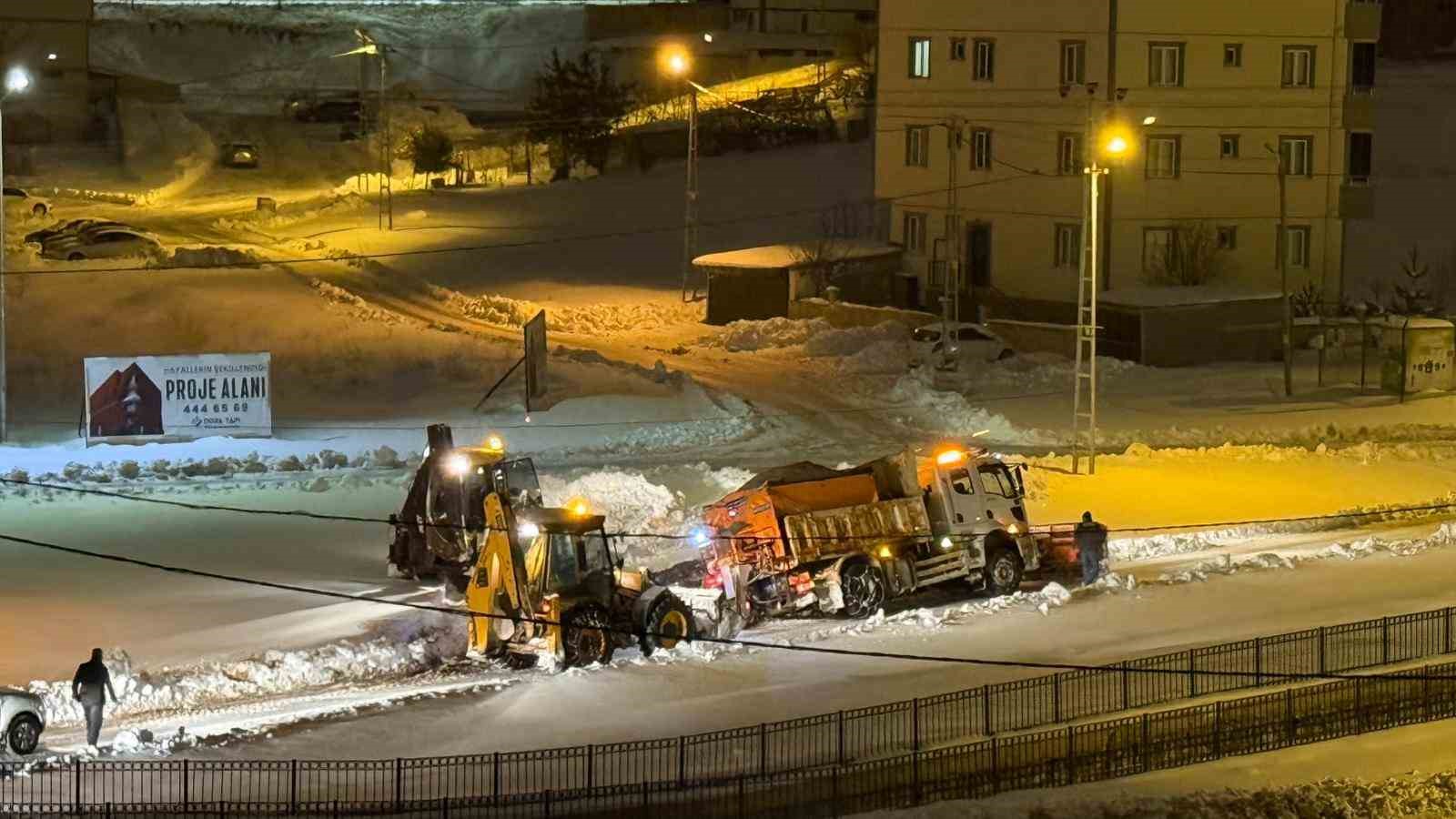 Bayburt’ta kara saplanan tuzlama aracı kepçe ve halat yardımıyla çekildi
