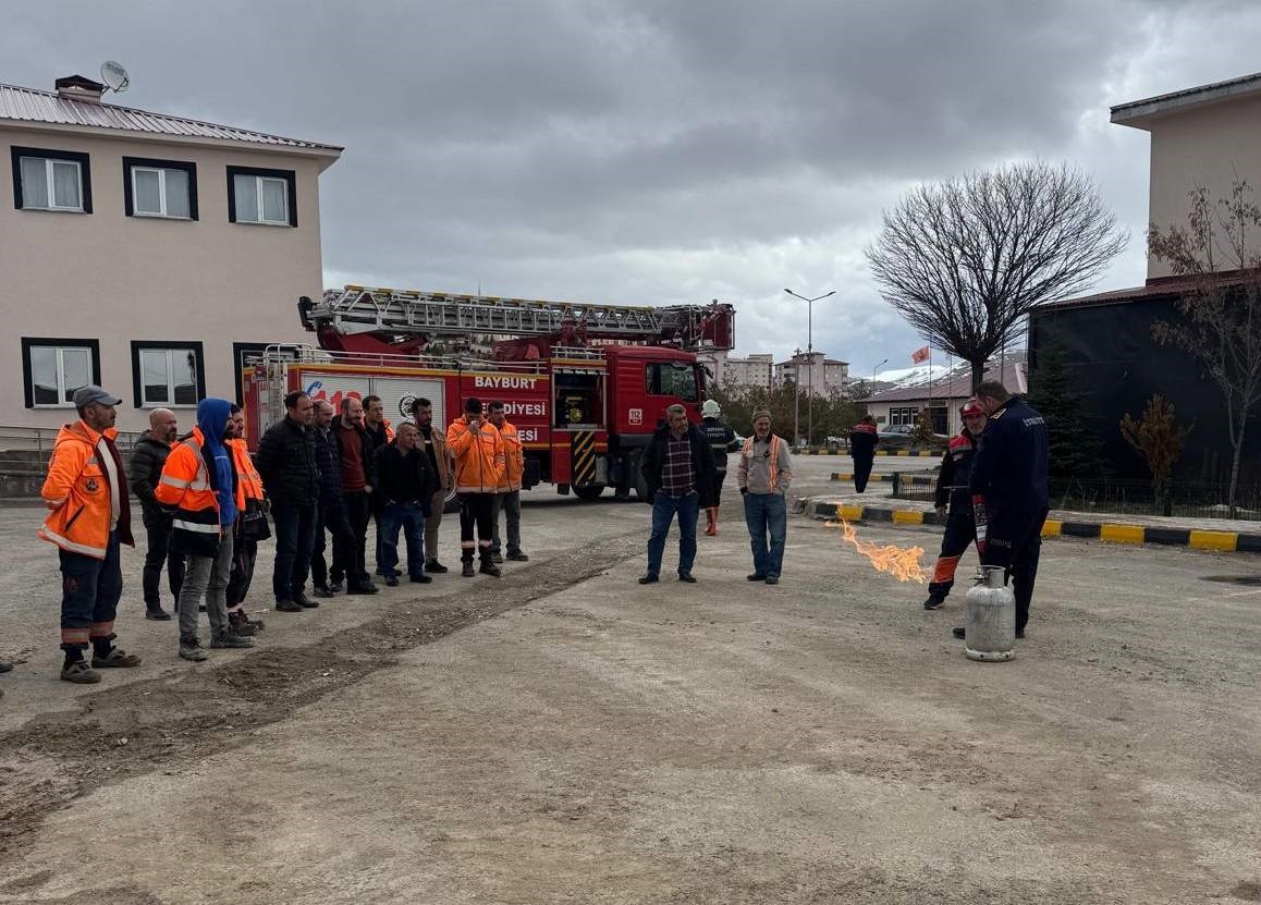 Bayburt’ta Karayolları personeli yangın eğitiminden geçti
