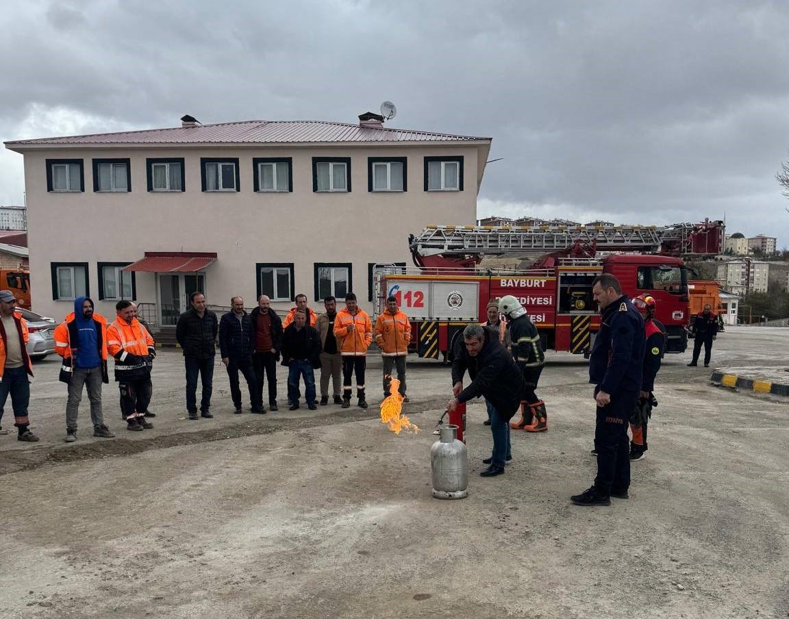 Bayburt’ta Karayolları personeli yangın eğitiminden geçti
