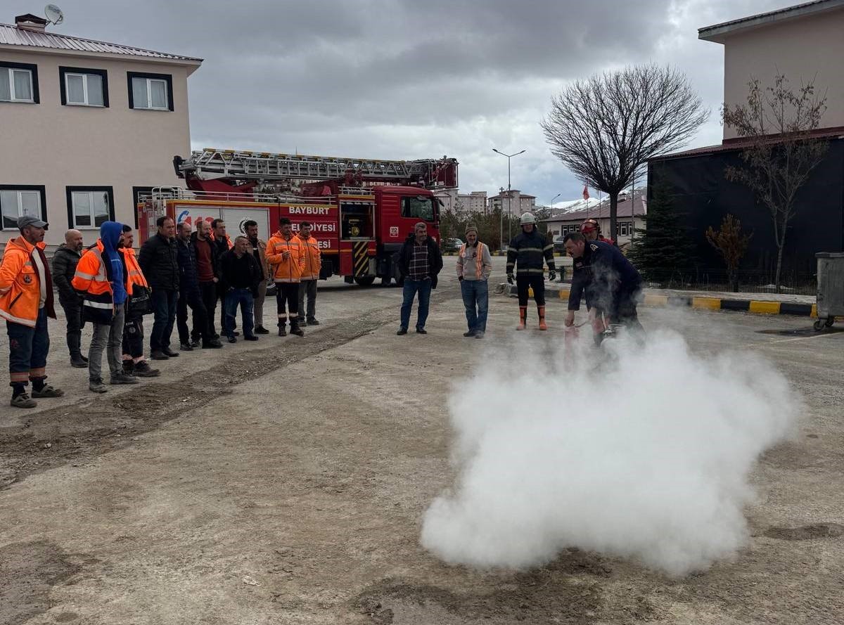 Bayburt’ta Karayolları personeli yangın eğitiminden geçti
