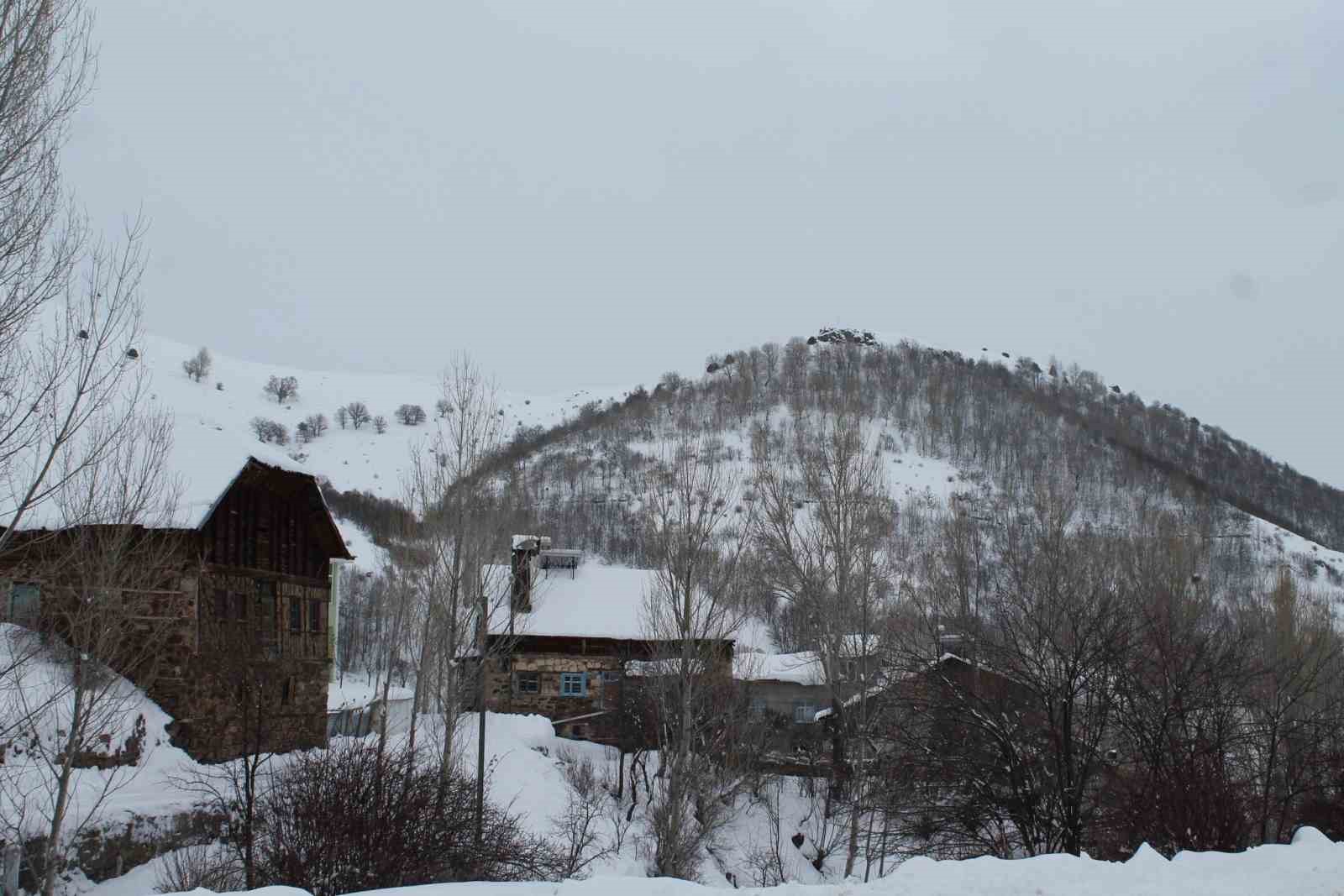 Bayburt’ta karla karışık yağmur, yüksek kesimlerde kar bekleniyor
Bayburt’ta karla karışık yağmur, yüksek kesimlerde kar bekleniyor