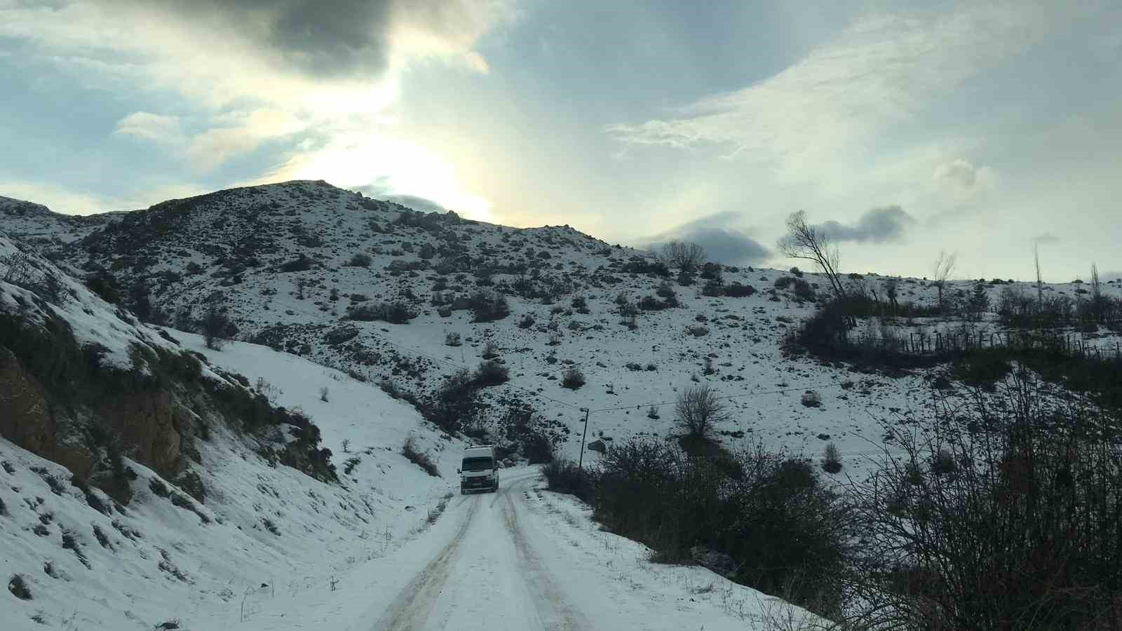 Bayburt’ta karla karışık yağmur, yüksek kesimlerde kar bekleniyor
Bayburt’ta karla karışık yağmur, yüksek kesimlerde kar bekleniyor