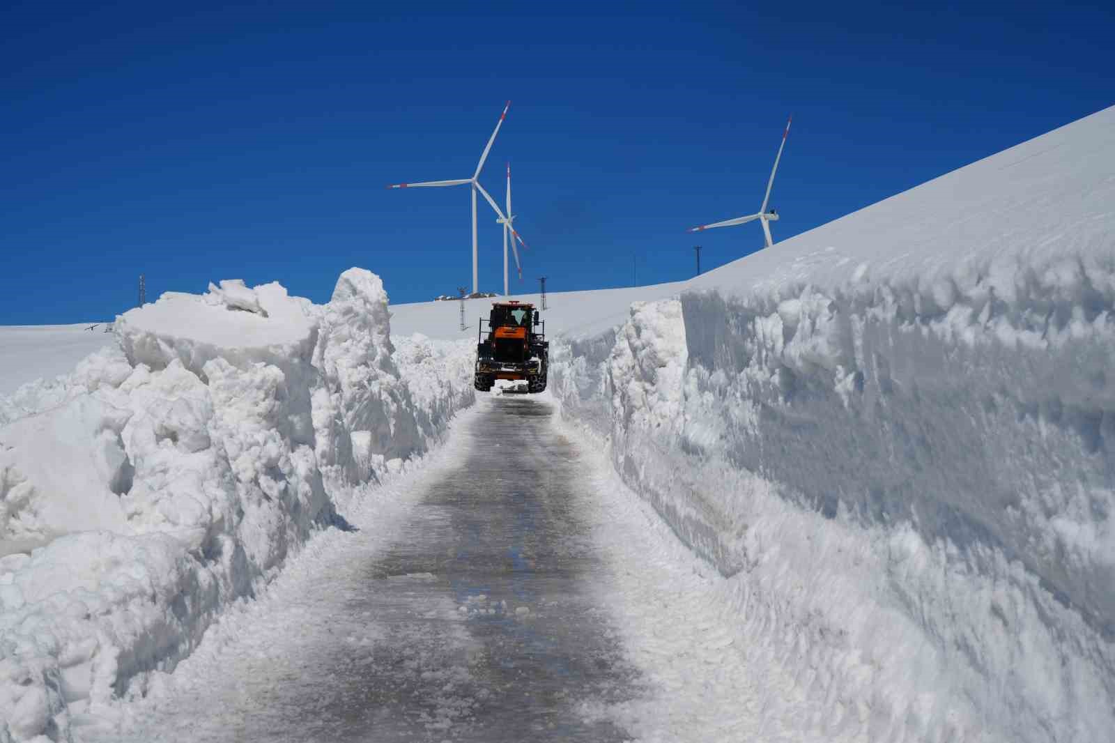 Bayburt’ta karla mücadele baharda da sürüyor: Soğanlı Geçidi’nde kıştan kalan karlar temizleniyor
