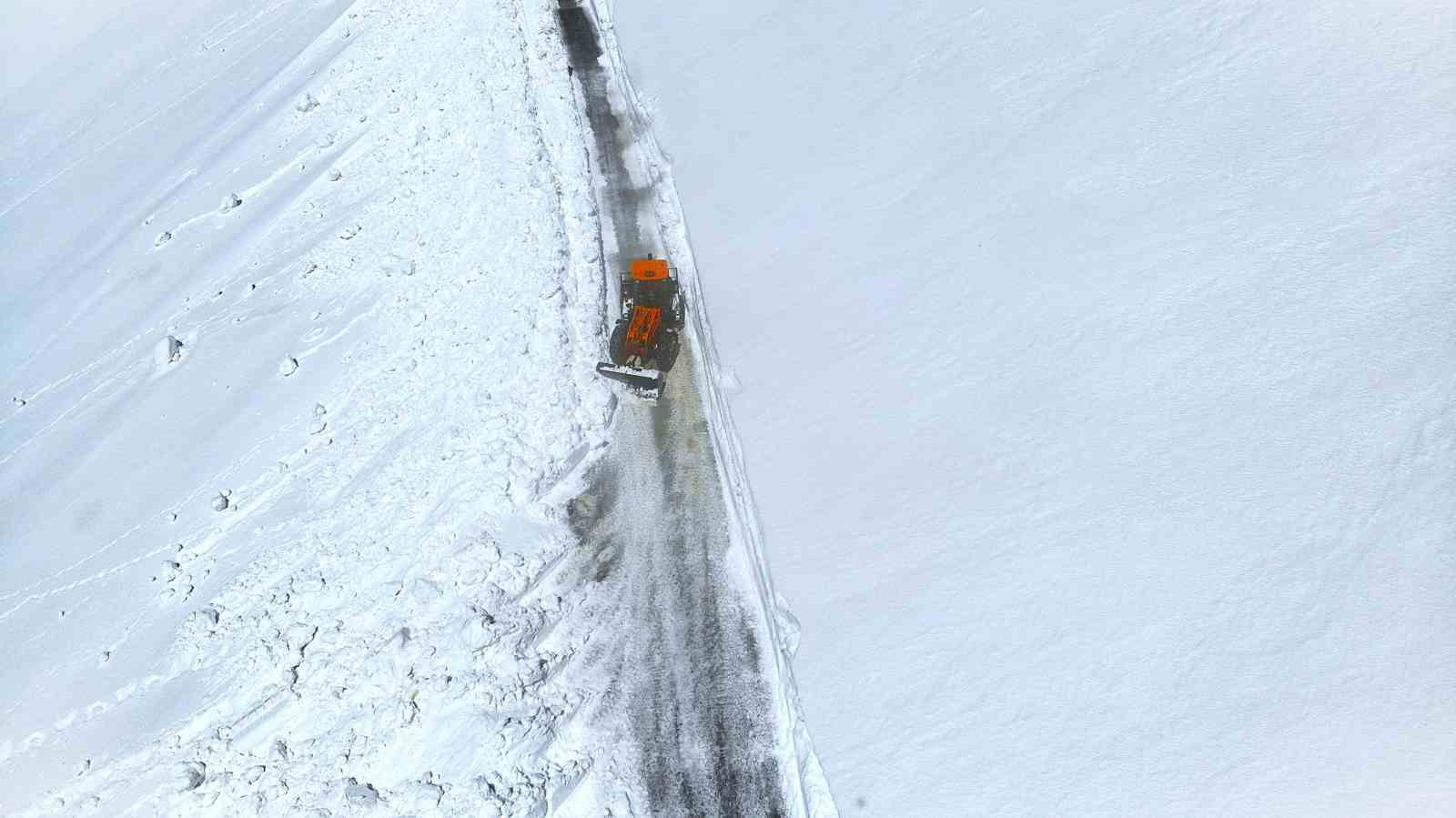 Bayburt’ta karla mücadele baharda da sürüyor: Soğanlı Geçidi’nde kıştan kalan karlar temizleniyor
