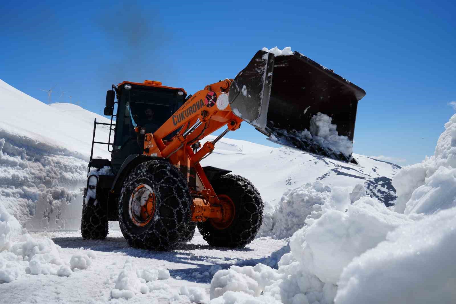 Bayburt’ta karla mücadele baharda da sürüyor: Soğanlı Geçidi’nde kıştan kalan karlar temizleniyor
