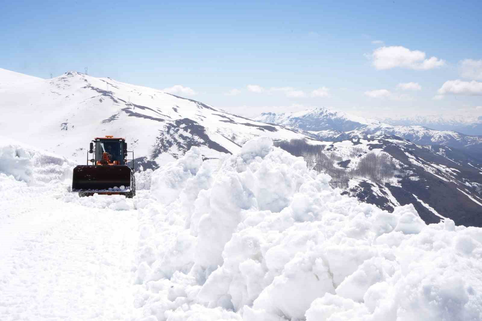 Bayburt’ta karla mücadele baharda da sürüyor: Soğanlı Geçidi’nde kıştan kalan karlar temizleniyor
