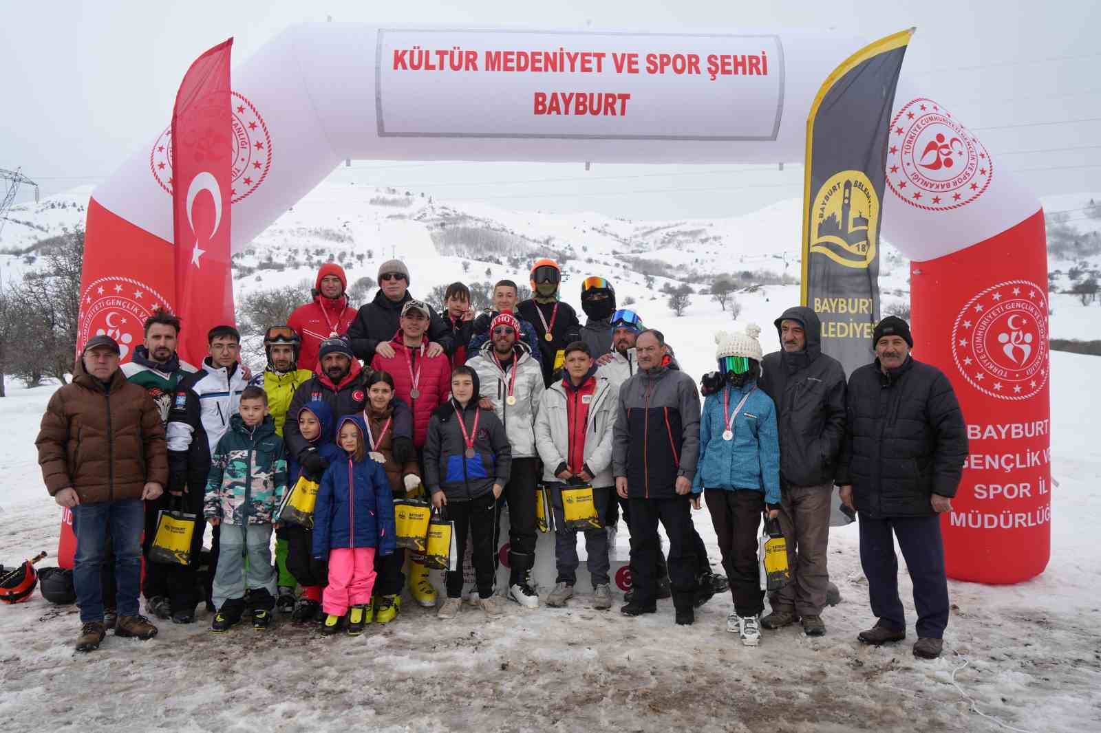 Bayburt’ta kurtuluş kutlamaları kayak kupası ile taçlandı
