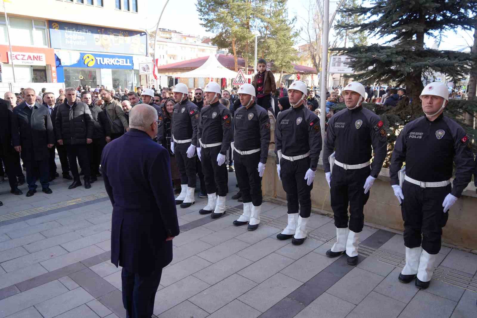 Bayburt’ta kurtuluş programı çelenk sunma töreniyle başladı
