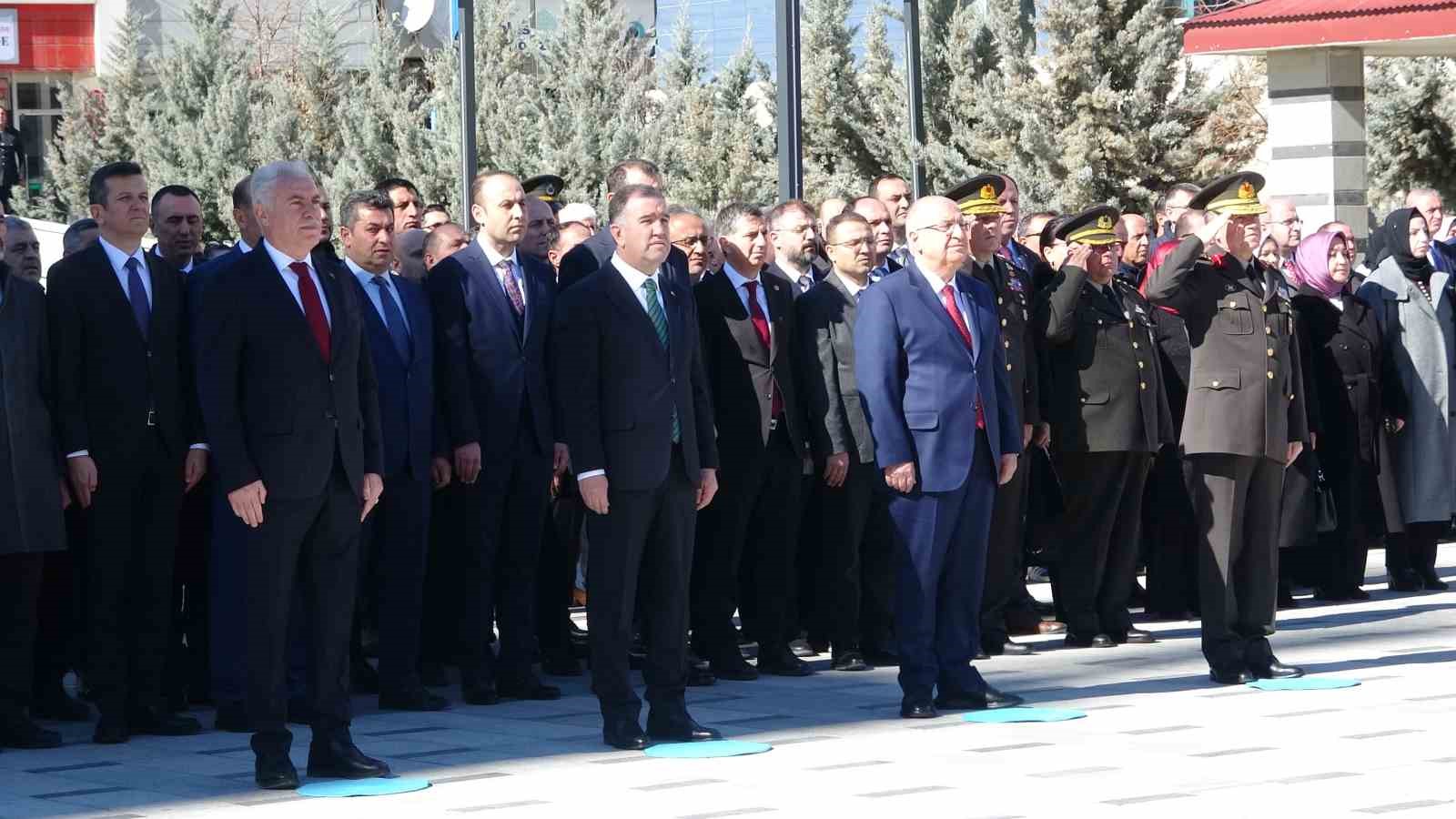 Bayburt’ta kurtuluş programı çelenk sunma töreniyle başladı
