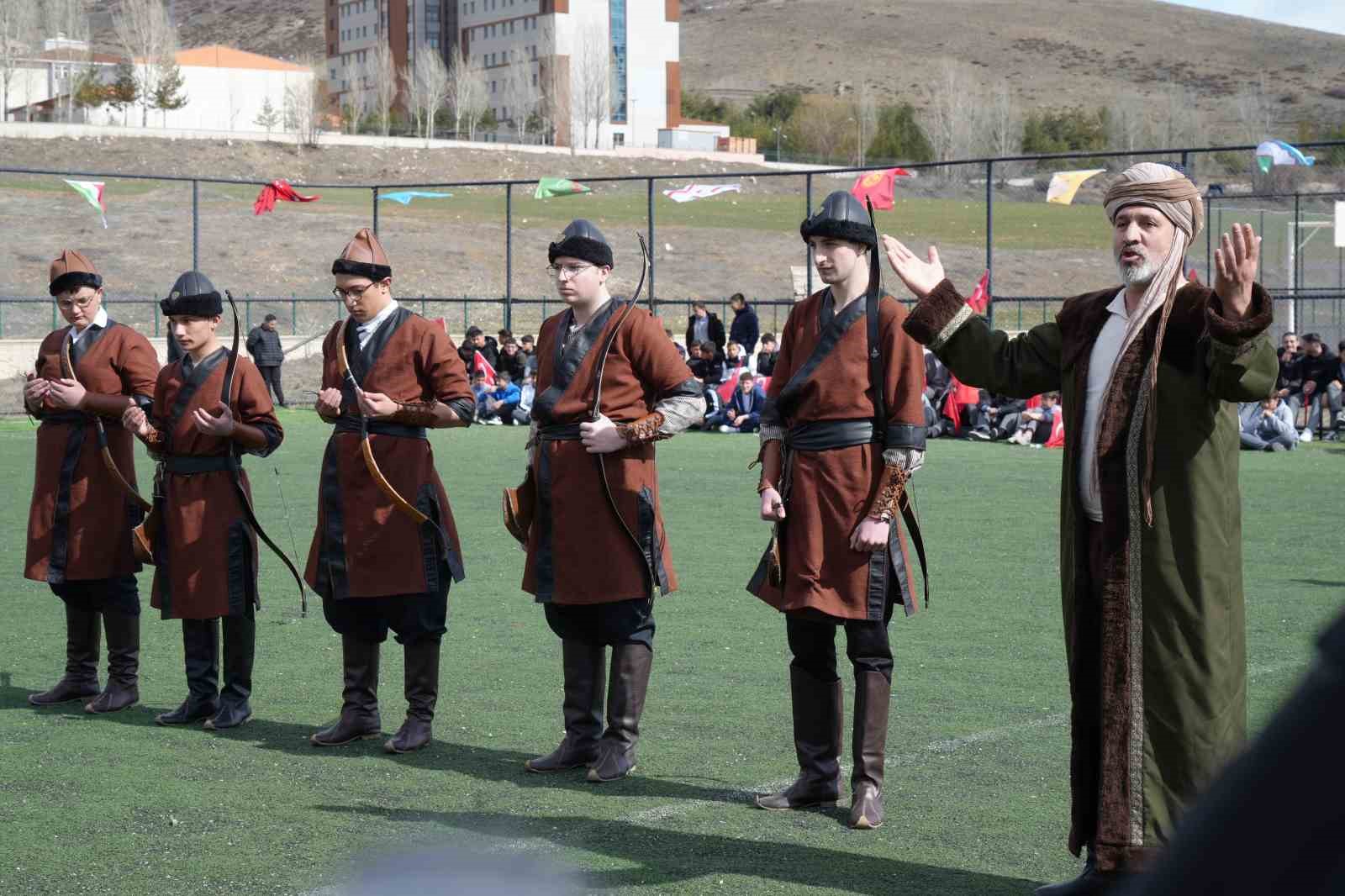 Bayburt’ta Nevruz coşkusu: Bayram ateşi yakıldı, örste demir dövüldü
