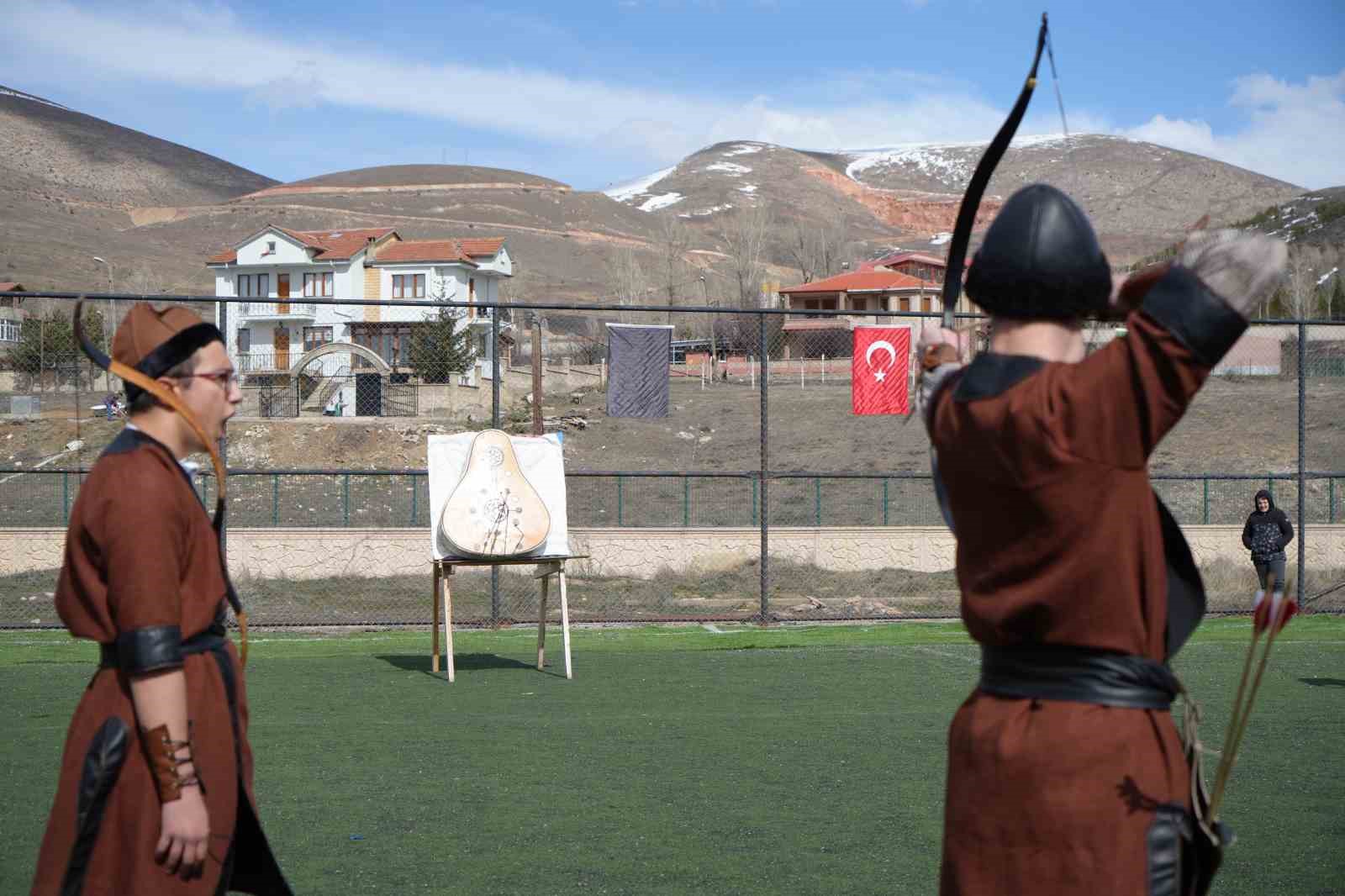 Bayburt’ta Nevruz coşkusu: Bayram ateşi yakıldı, örste demir dövüldü

