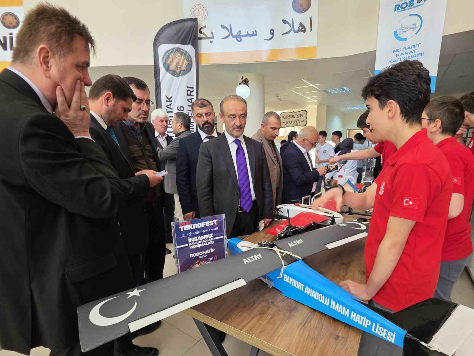 Bayburt’ta öğrenciler projelerini bilim fuarında tanıttı
