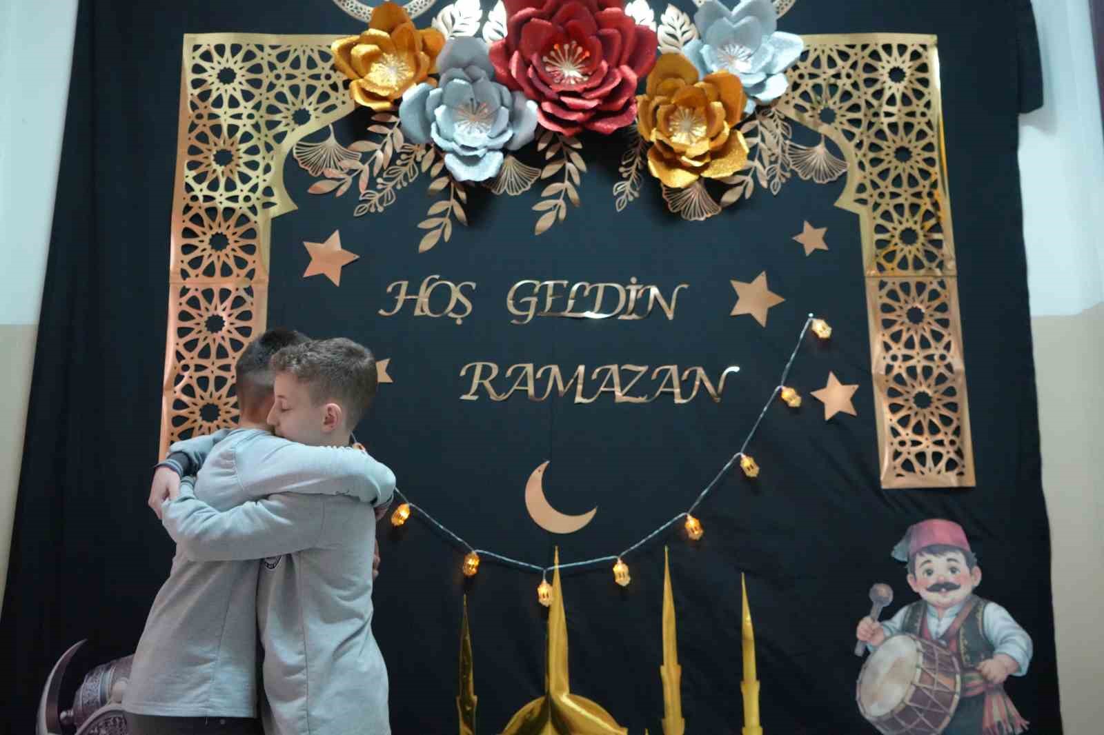 Bayburt’ta öğrenciler Ramazan ruhunu okula taşıdı: Koridorda ’Ramazan Sokağı’ oluşturuldu
