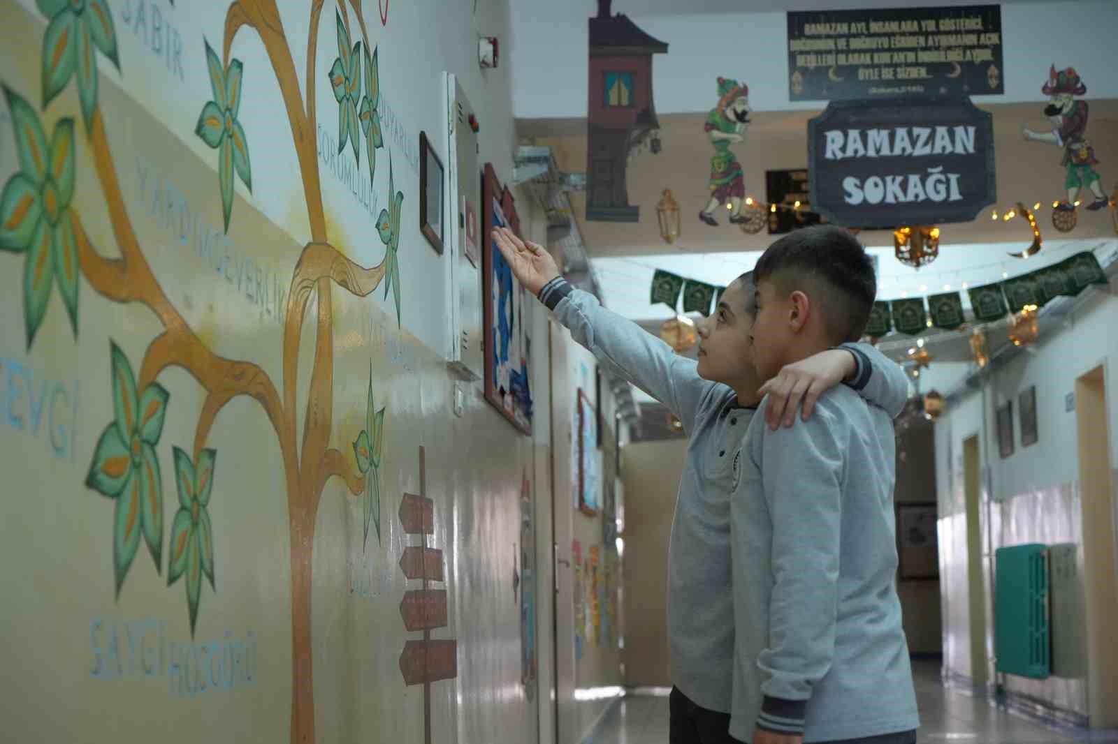Bayburt’ta öğrenciler Ramazan ruhunu okula taşıdı: Koridorda ’Ramazan Sokağı’ oluşturuldu

