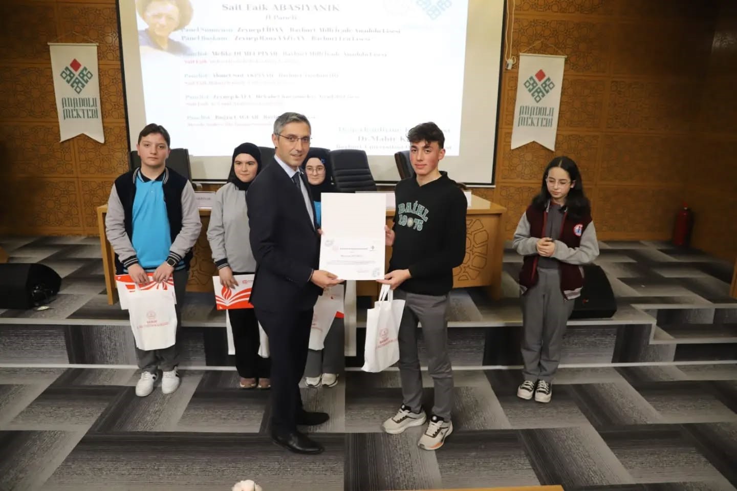 Bayburt’ta öğrenciler Sait Faik Abasıyanık’ı panelde anlattı
