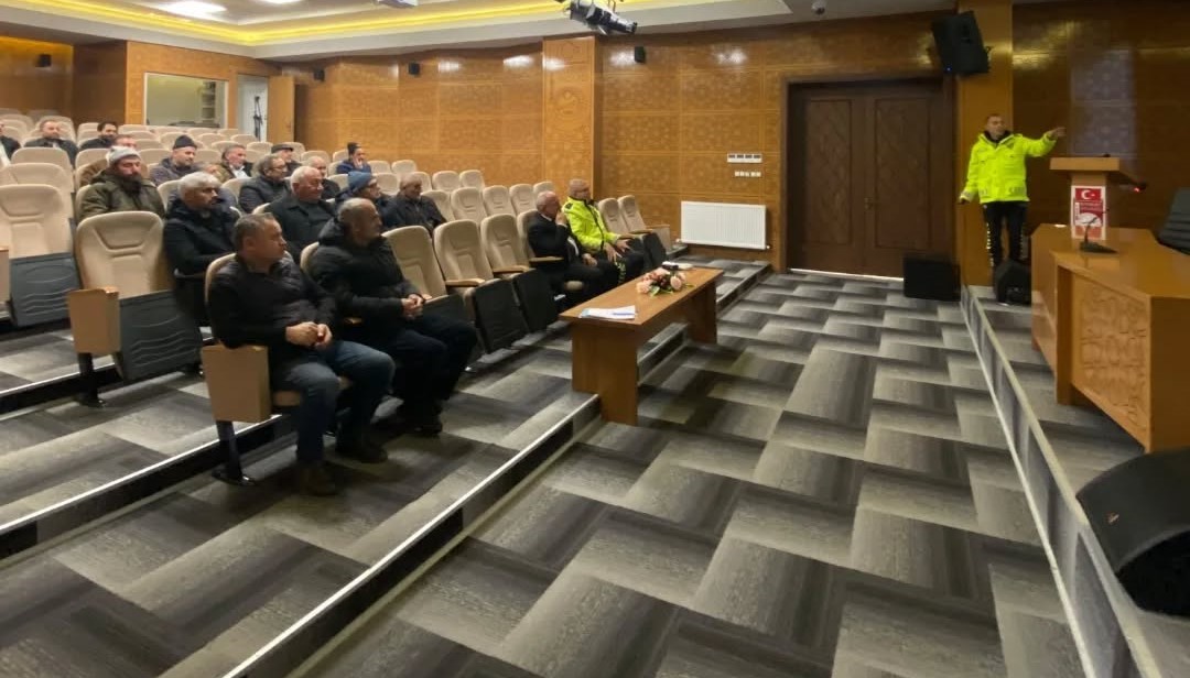 Bayburt’ta okul servis sürücülerine trafik eğitimi verildi
