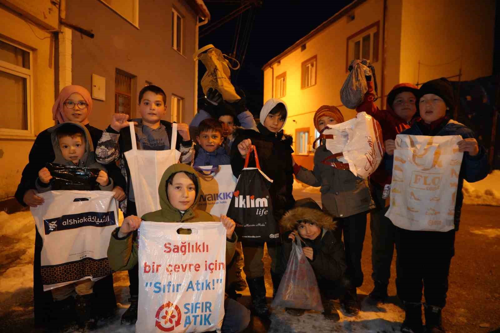 Bayburt’ta on beşi coşkusu: Asırlık gelenek ile çocuklar sokakları şenlendirdi
Bayburt’ta on beşi coşkusu: Asırlık gelenek ile çocuklar sokakları şenlendirdi