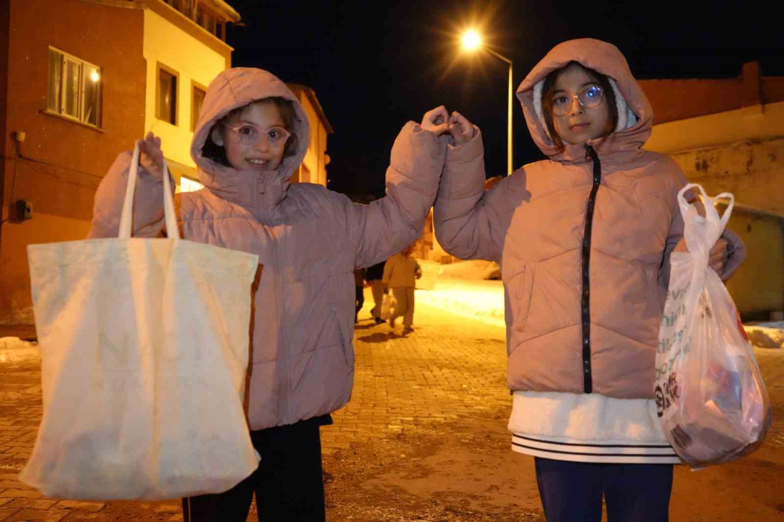 Bayburt’ta on beşi coşkusu: Asırlık gelenek ile çocuklar sokakları şenlendirdi
Bayburt’ta on beşi coşkusu: Asırlık gelenek ile çocuklar sokakları şenlendirdi