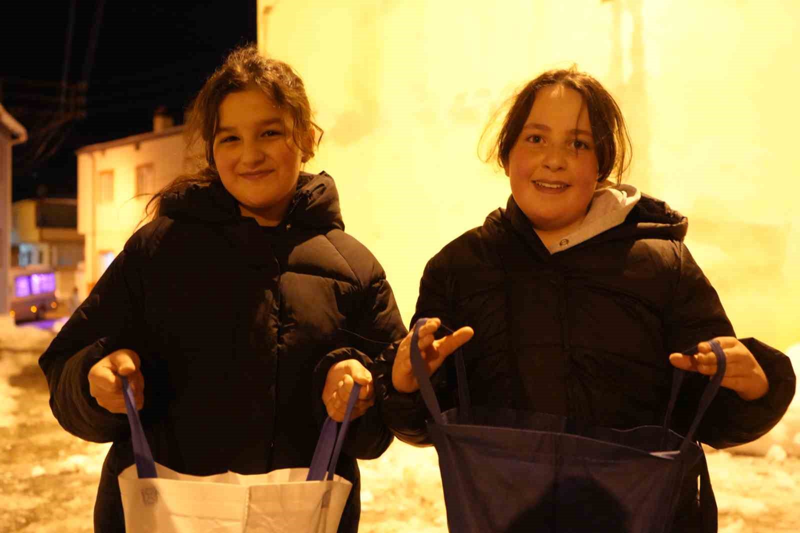 Bayburt’ta on beşi coşkusu: Asırlık gelenek ile çocuklar sokakları şenlendirdi
Bayburt’ta on beşi coşkusu: Asırlık gelenek ile çocuklar sokakları şenlendirdi