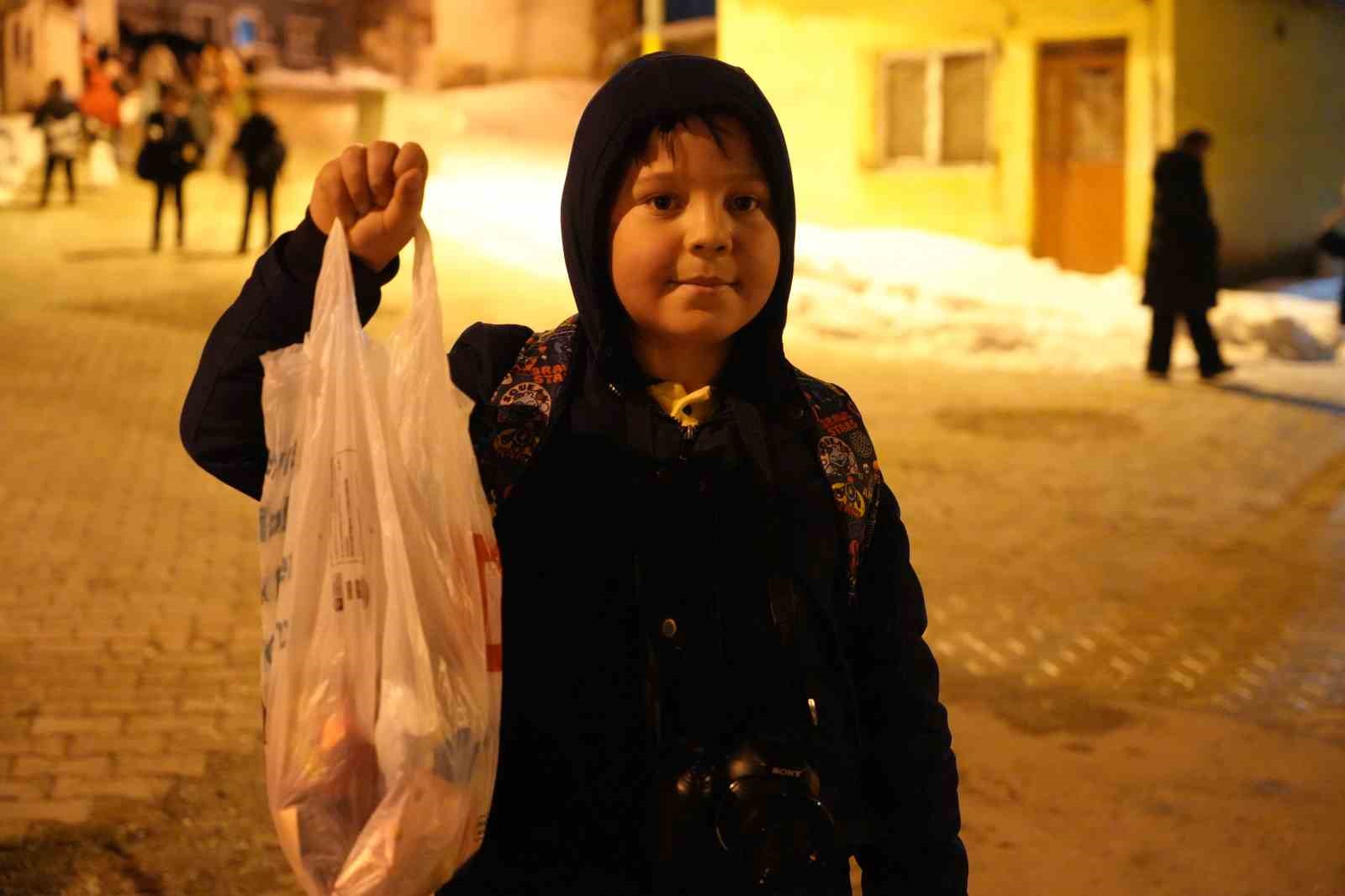 Bayburt’ta on beşi coşkusu: Asırlık gelenek ile çocuklar sokakları şenlendirdi
Bayburt’ta on beşi coşkusu: Asırlık gelenek ile çocuklar sokakları şenlendirdi