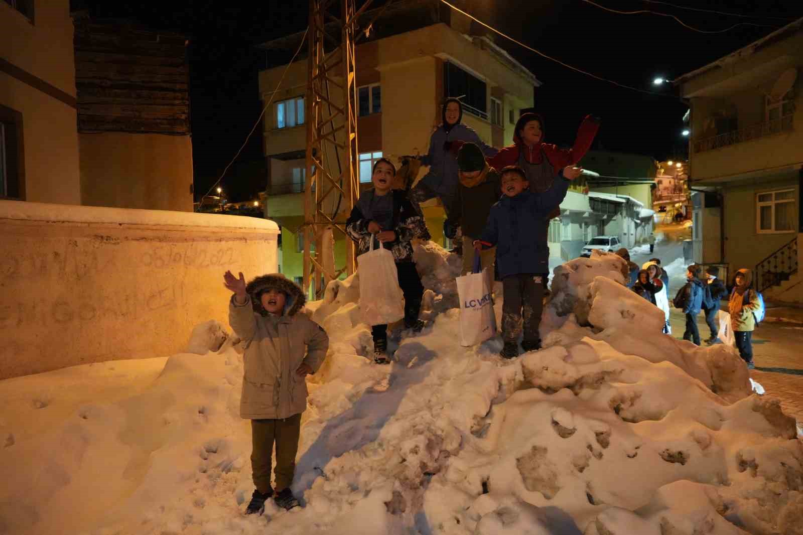 Bayburt’ta on beşi coşkusu: Asırlık gelenek ile çocuklar sokakları şenlendirdi
Bayburt’ta on beşi coşkusu: Asırlık gelenek ile çocuklar sokakları şenlendirdi