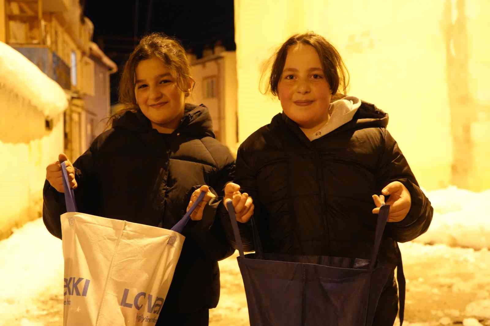 Bayburt’ta on beşi coşkusu: Asırlık gelenek ile çocuklar sokakları şenlendirdi
Bayburt’ta on beşi coşkusu: Asırlık gelenek ile çocuklar sokakları şenlendirdi